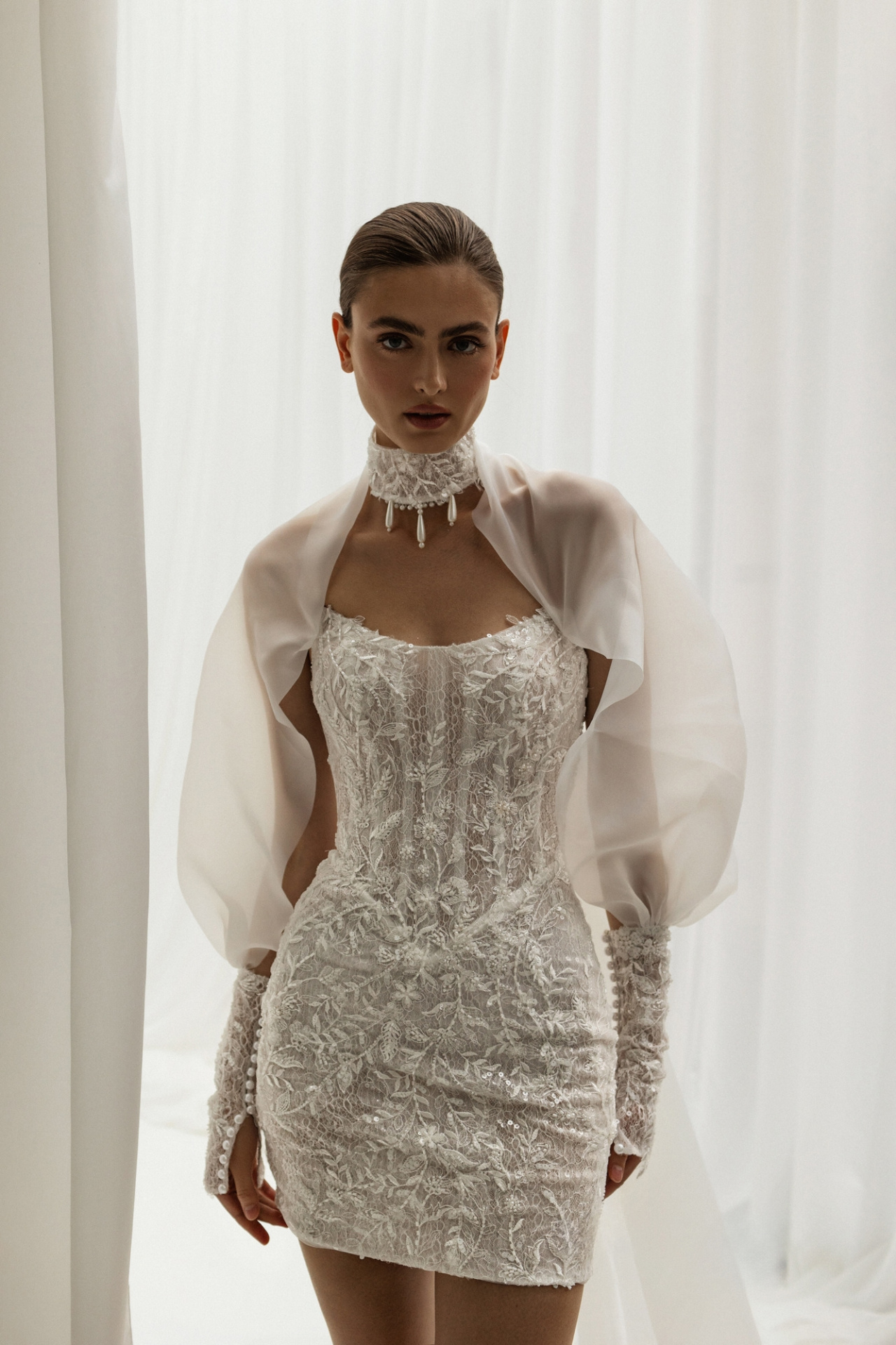 Короткое свадебное платье с чокером фото