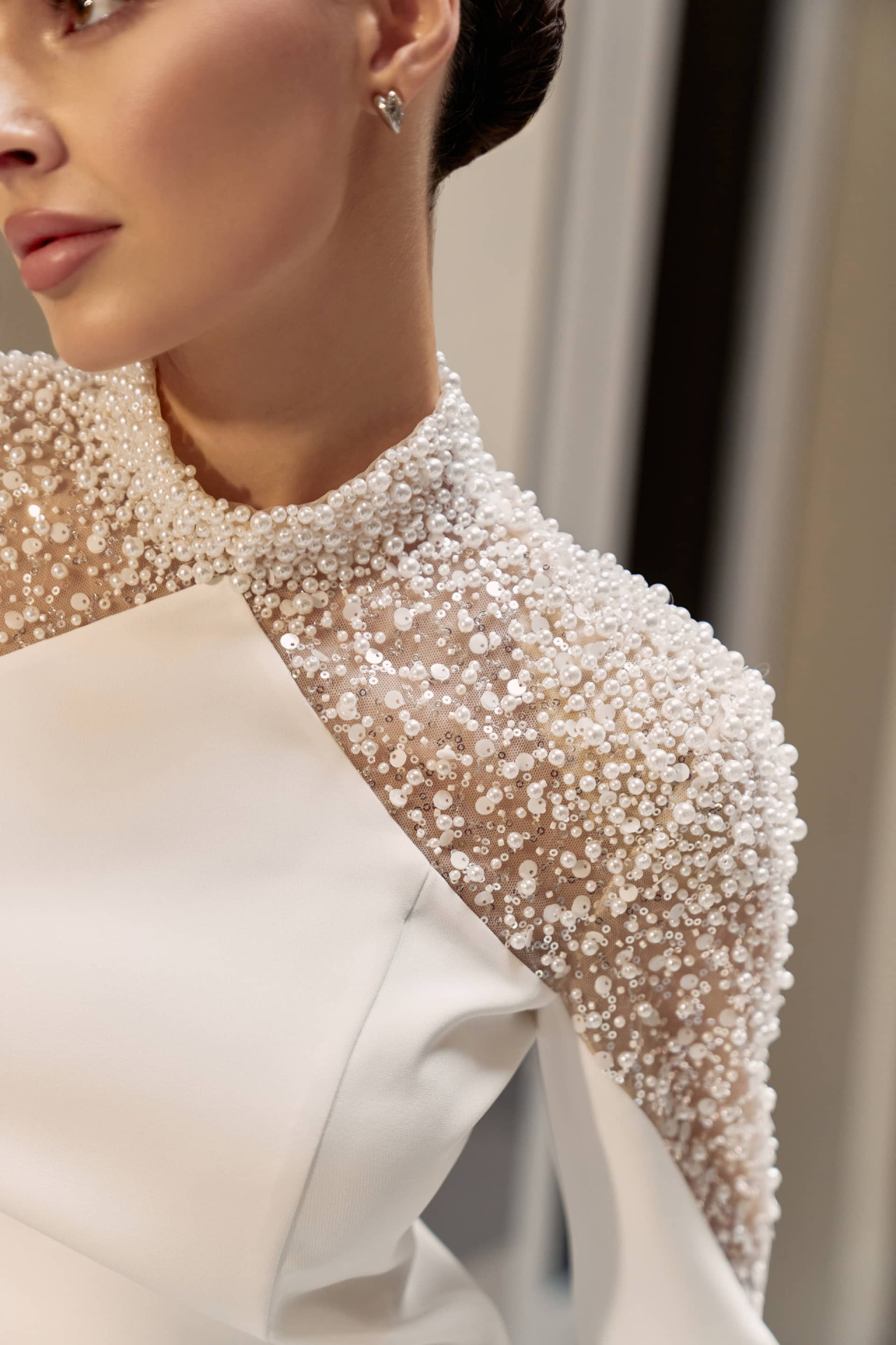 Силуэтное минималистичное свадебное платье с декором из жемчуга фото