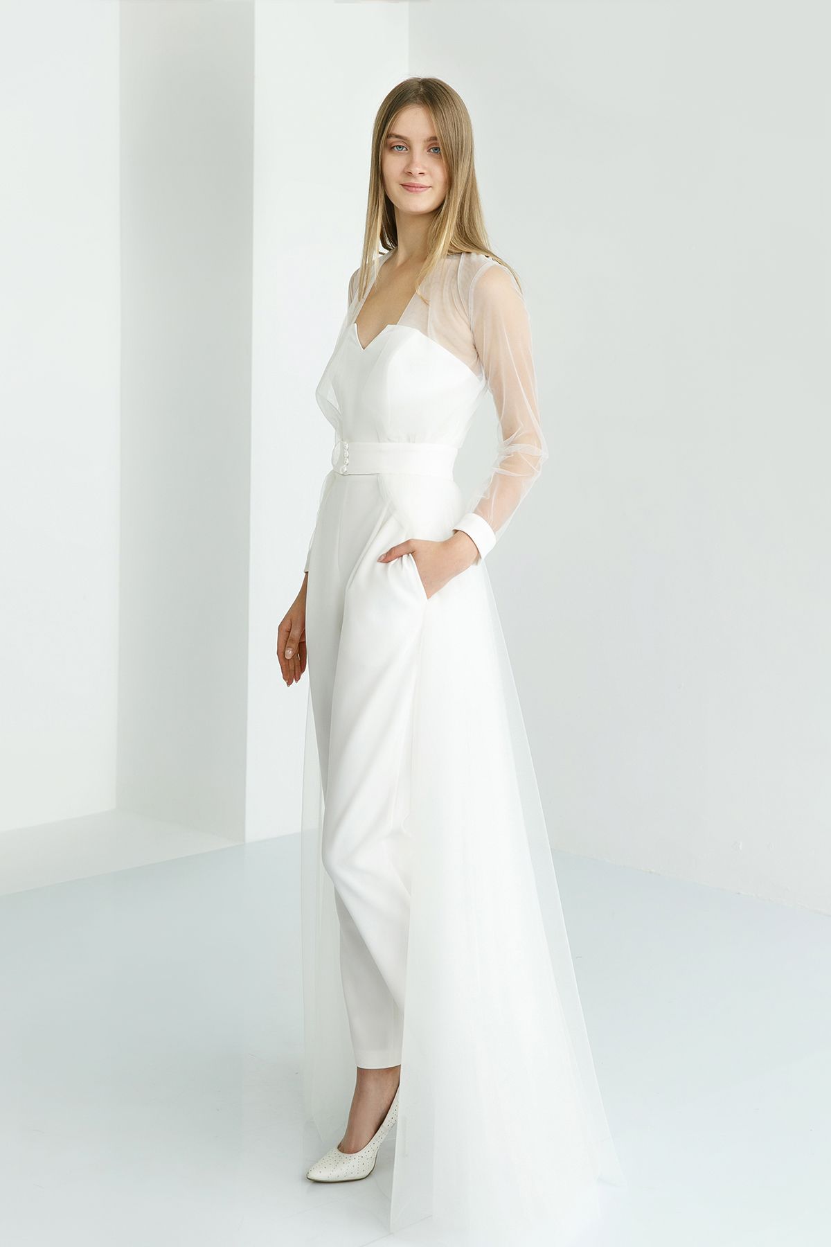Белый брючный комбинезон с накидкой фото