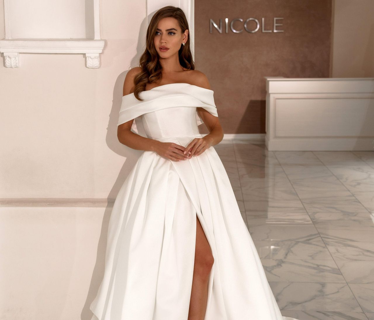 Атласное свадебное платье с вырезом лодочка фото