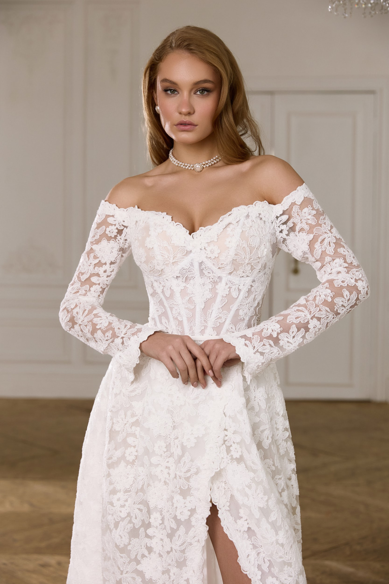 Кружевное свадебное платье с рукавами и открытыми плечами фото