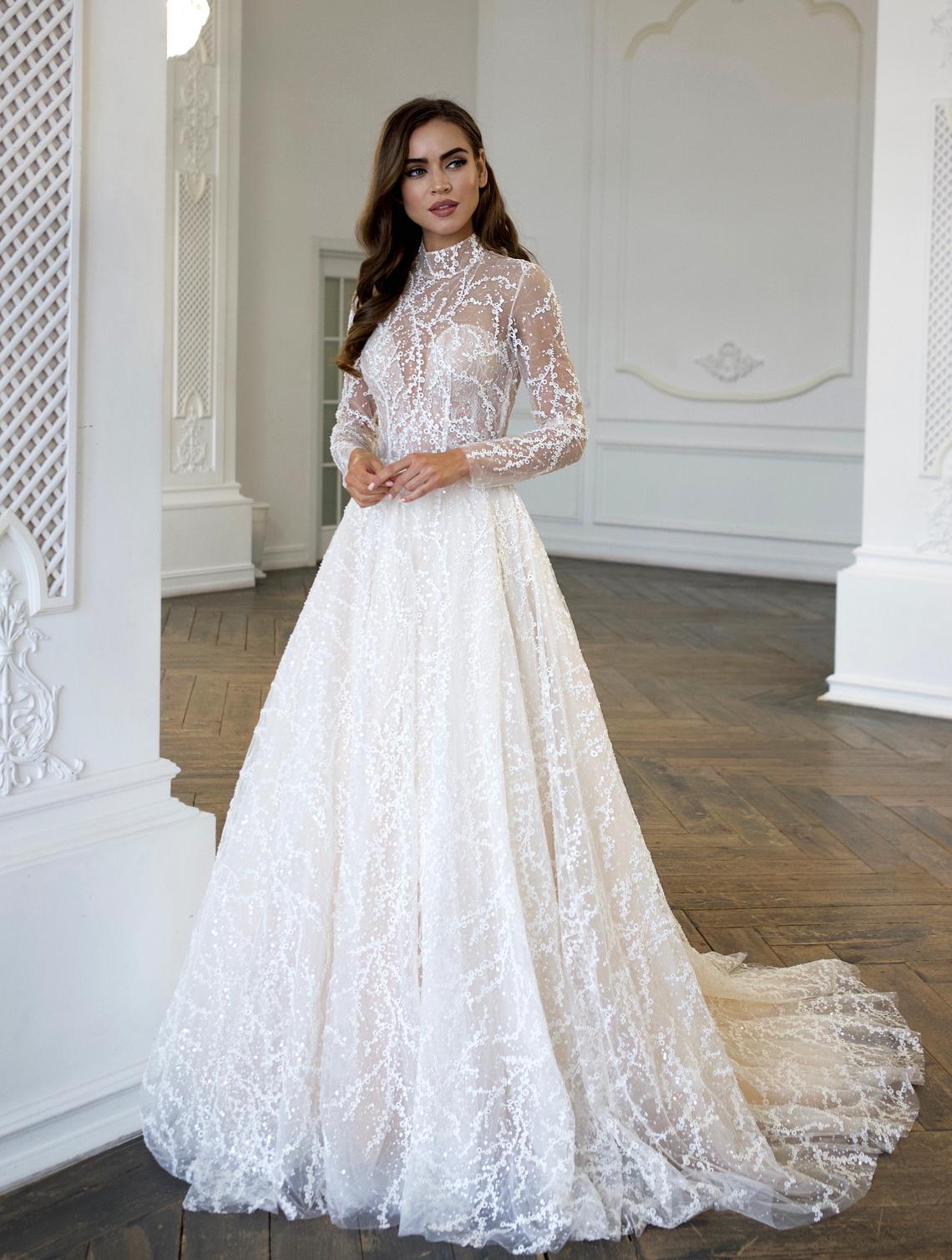 Роскошное закрытое кружевное платье фото