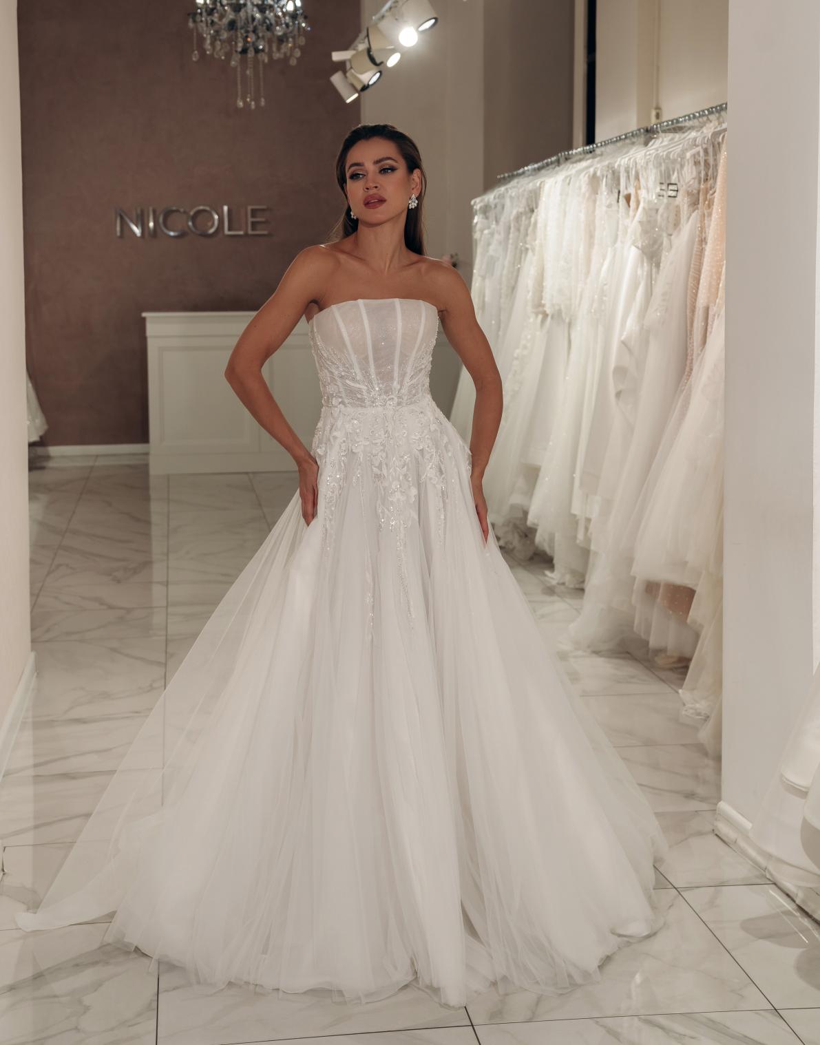 Стильное сваддебное платье с легкой юбкой и блестящим корсетом фото