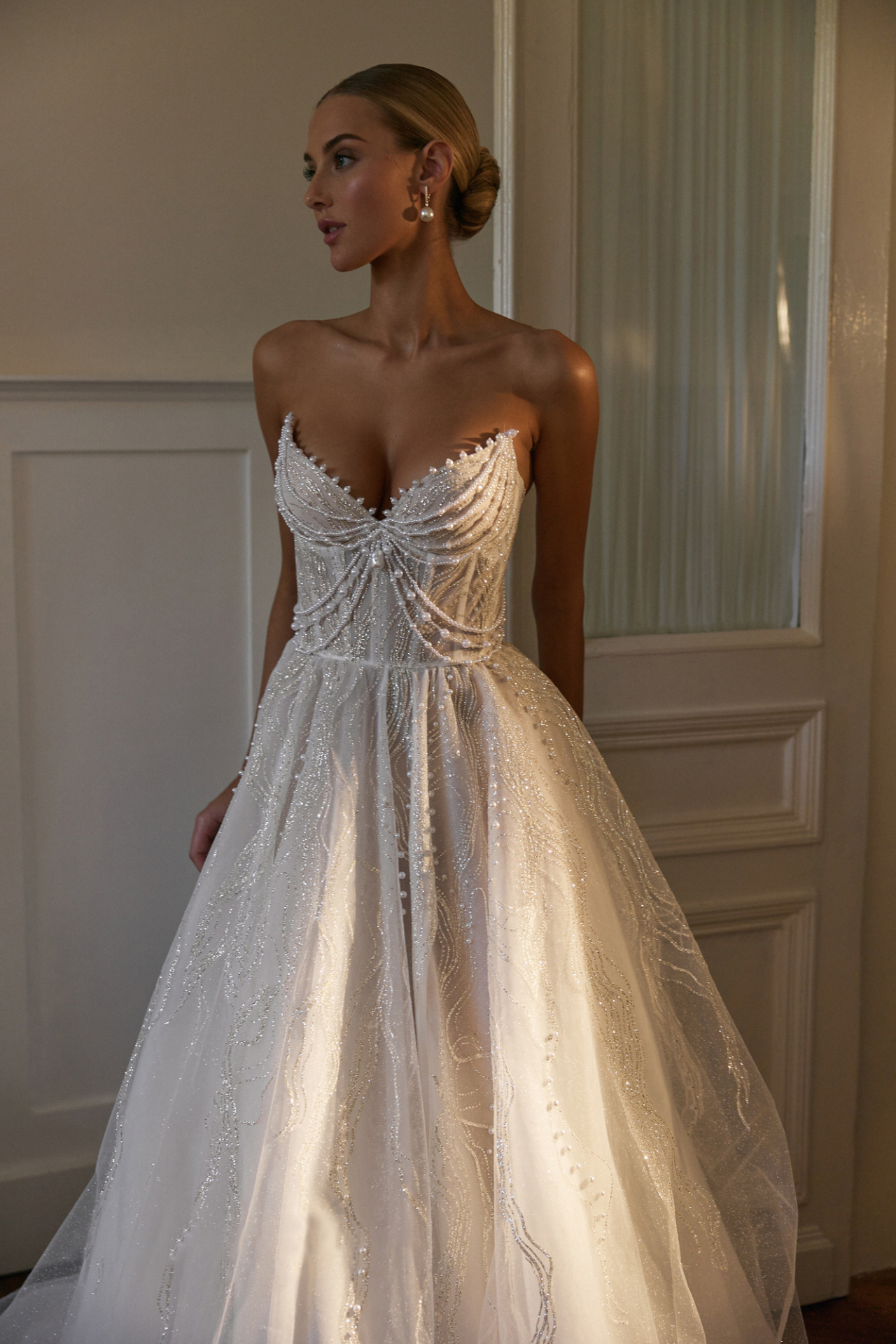 Роскошное свадебное платье декорированное жемчугом фото