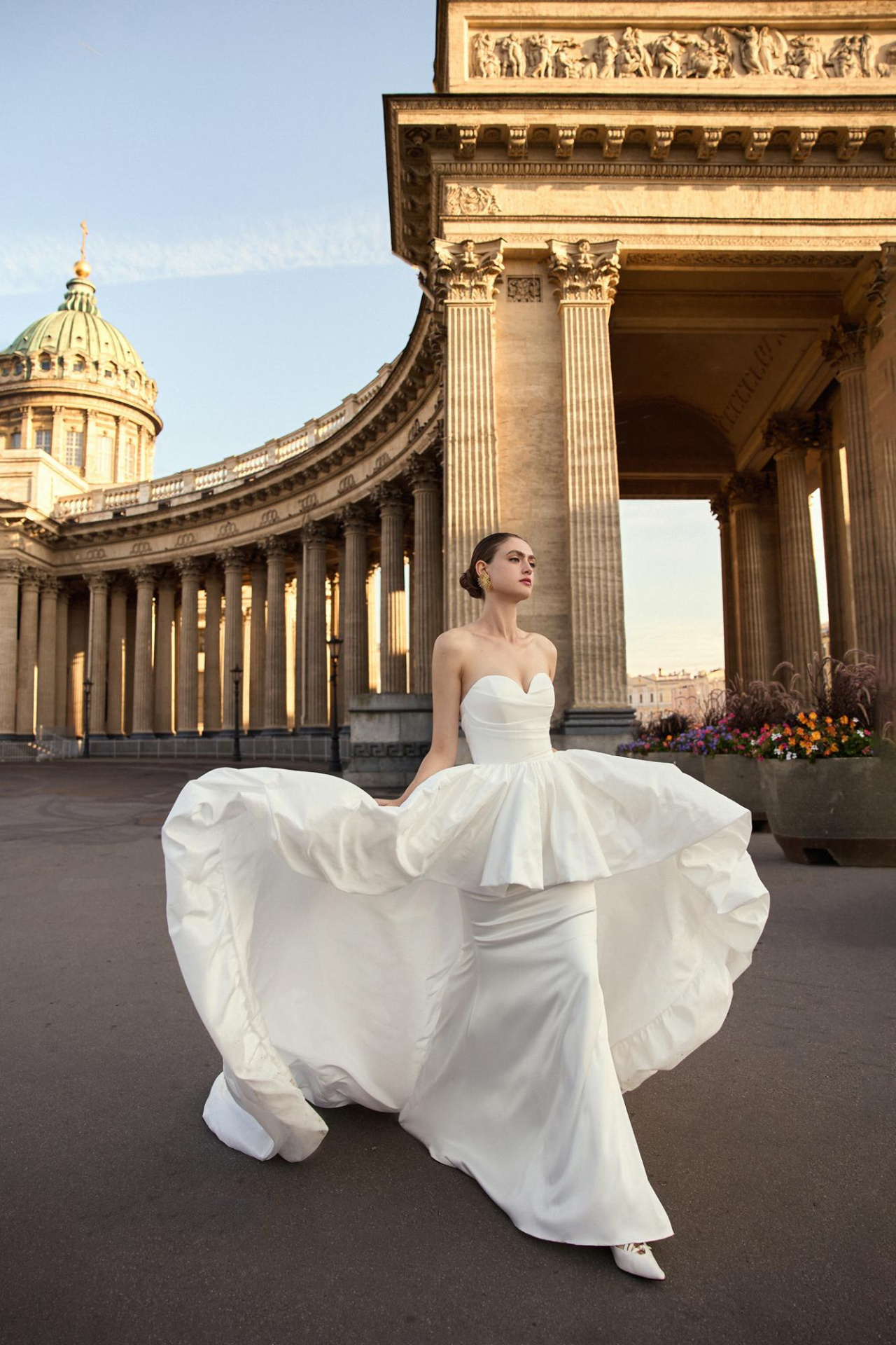 Стильное свадебное платье с необычной юбкой фото