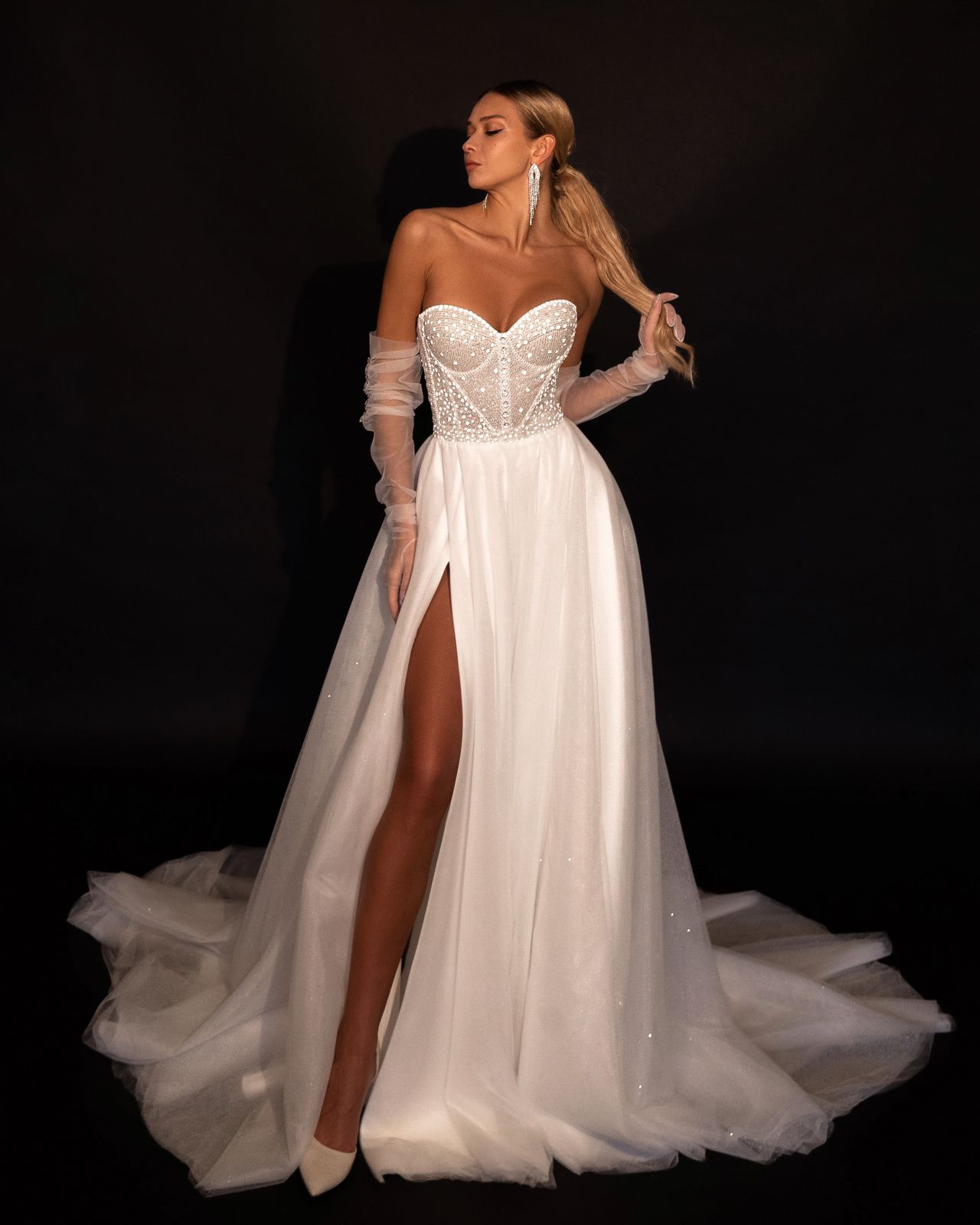 Легкое блестящее свадебное платье бюстье фото