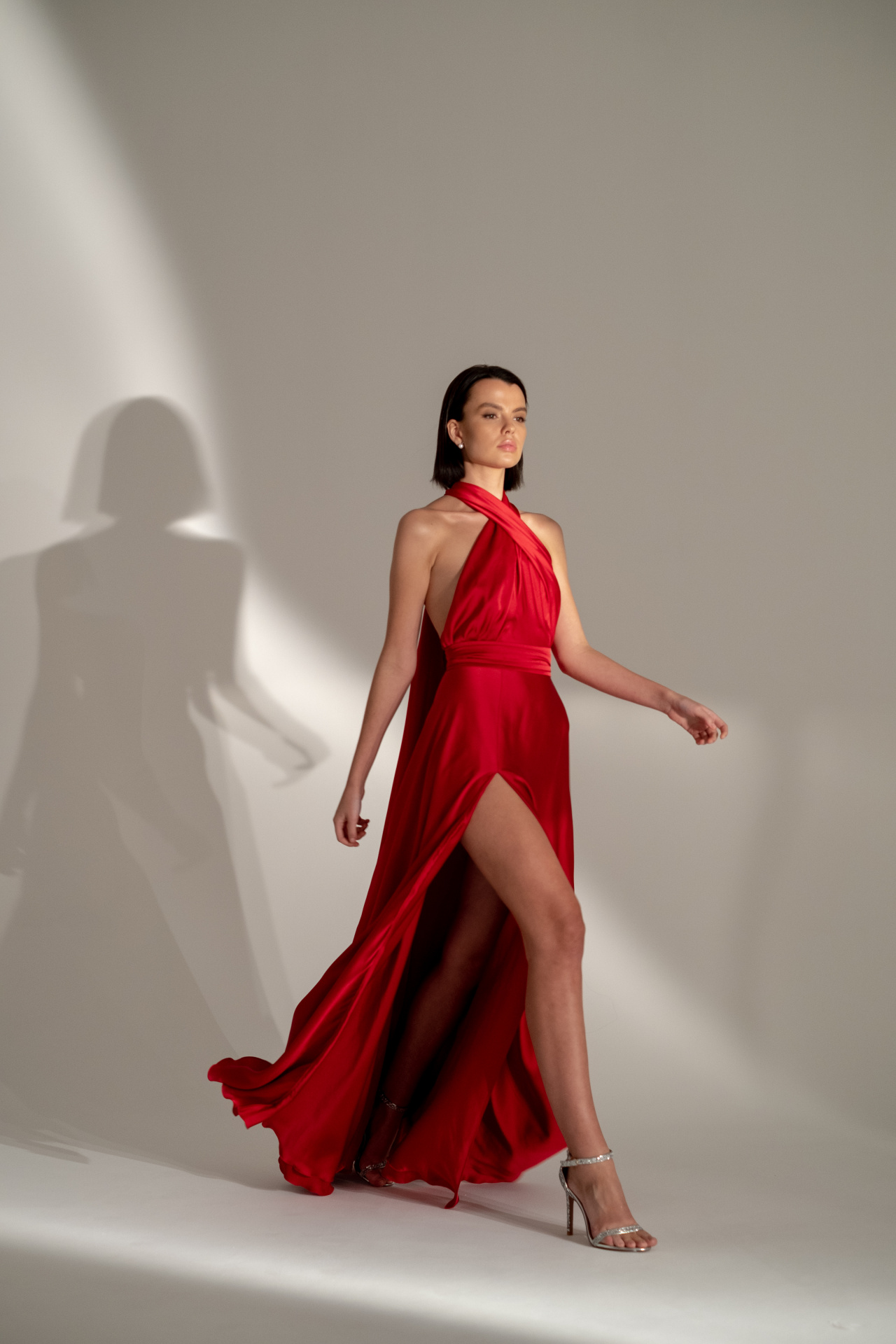 Шелковое вечернее платье рубинового цвета фото