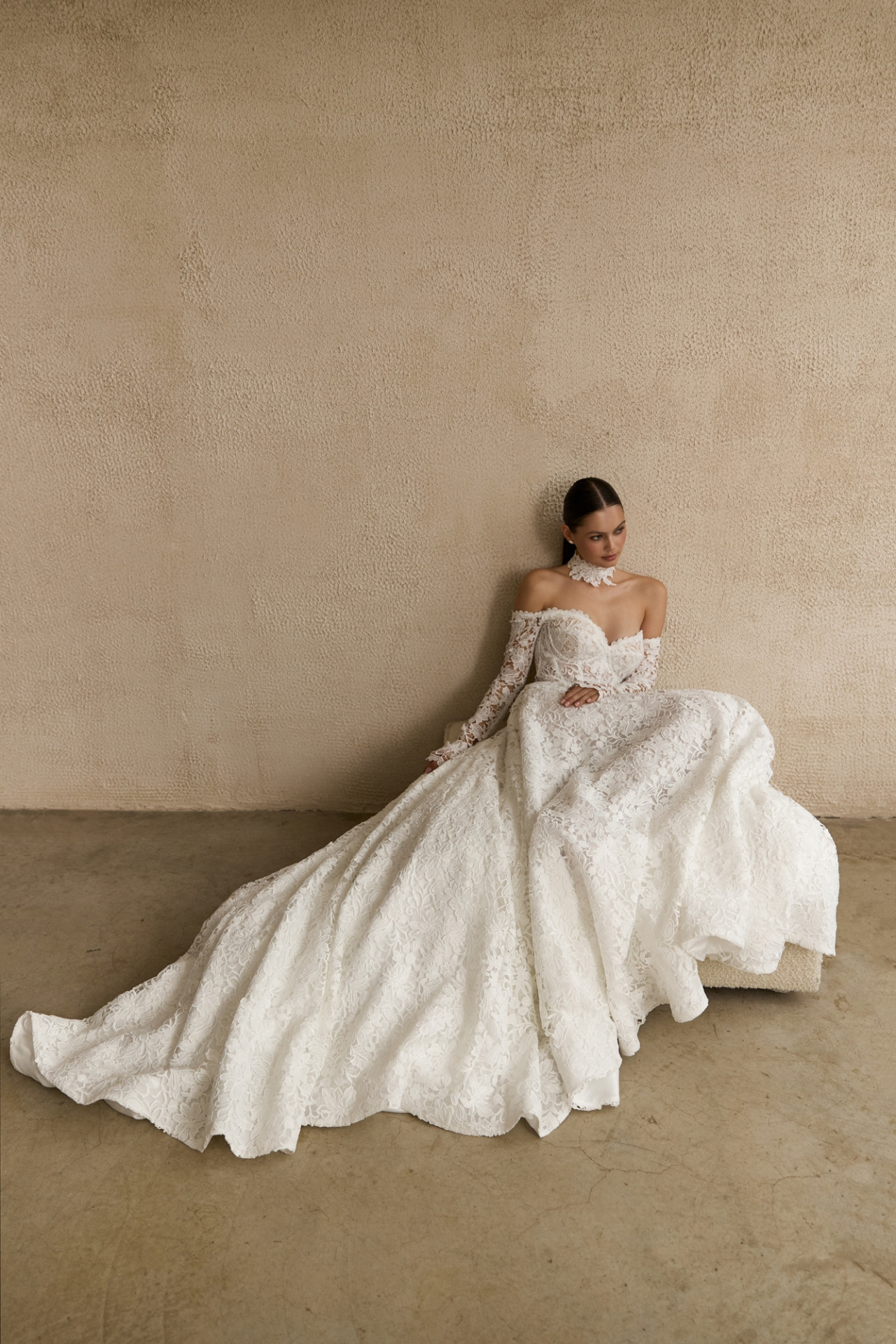 Роскошное кружевное свадебное платье с рукавами и открытыми плечами фото