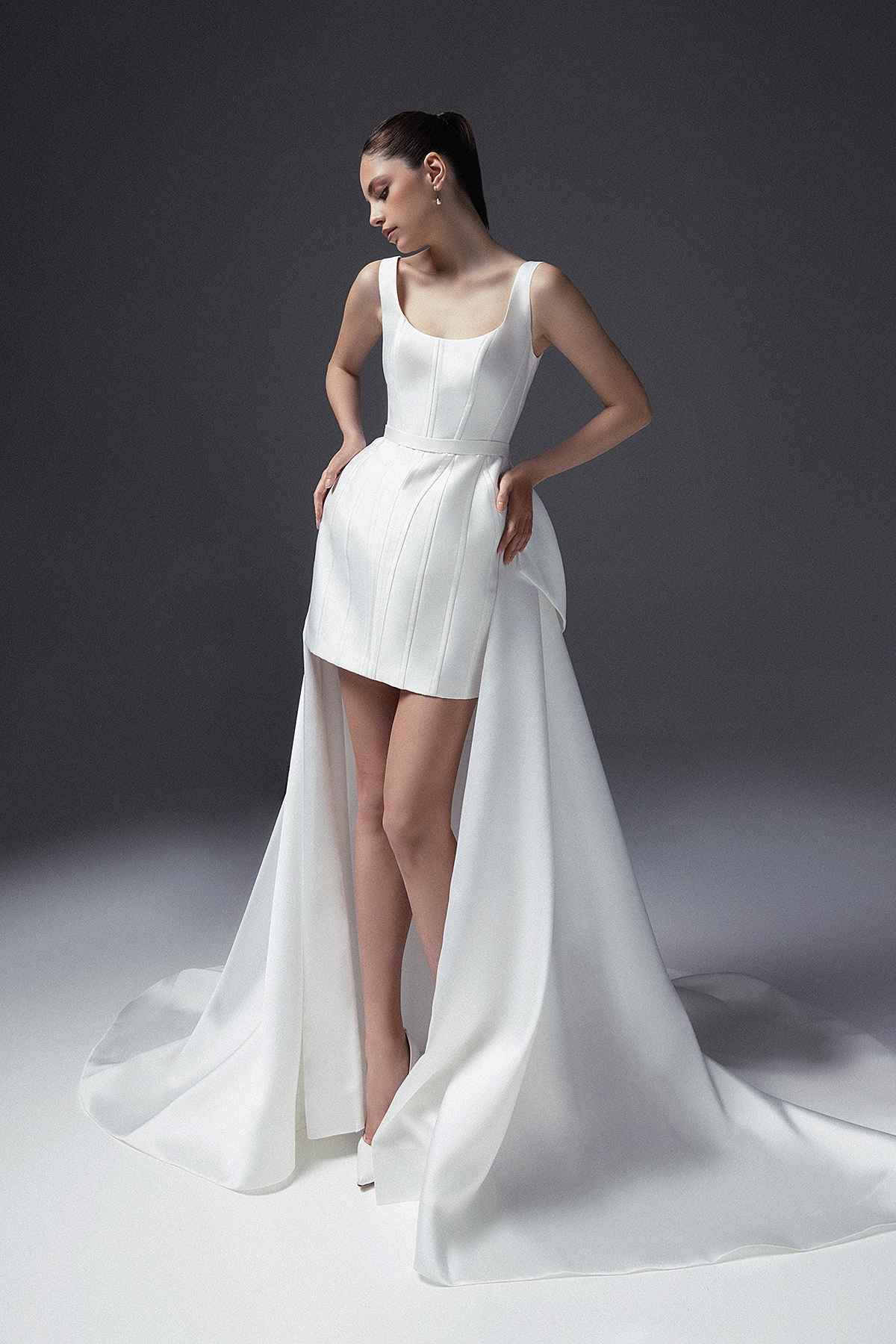 Короткое свадебное платье со съемной юбкой фото