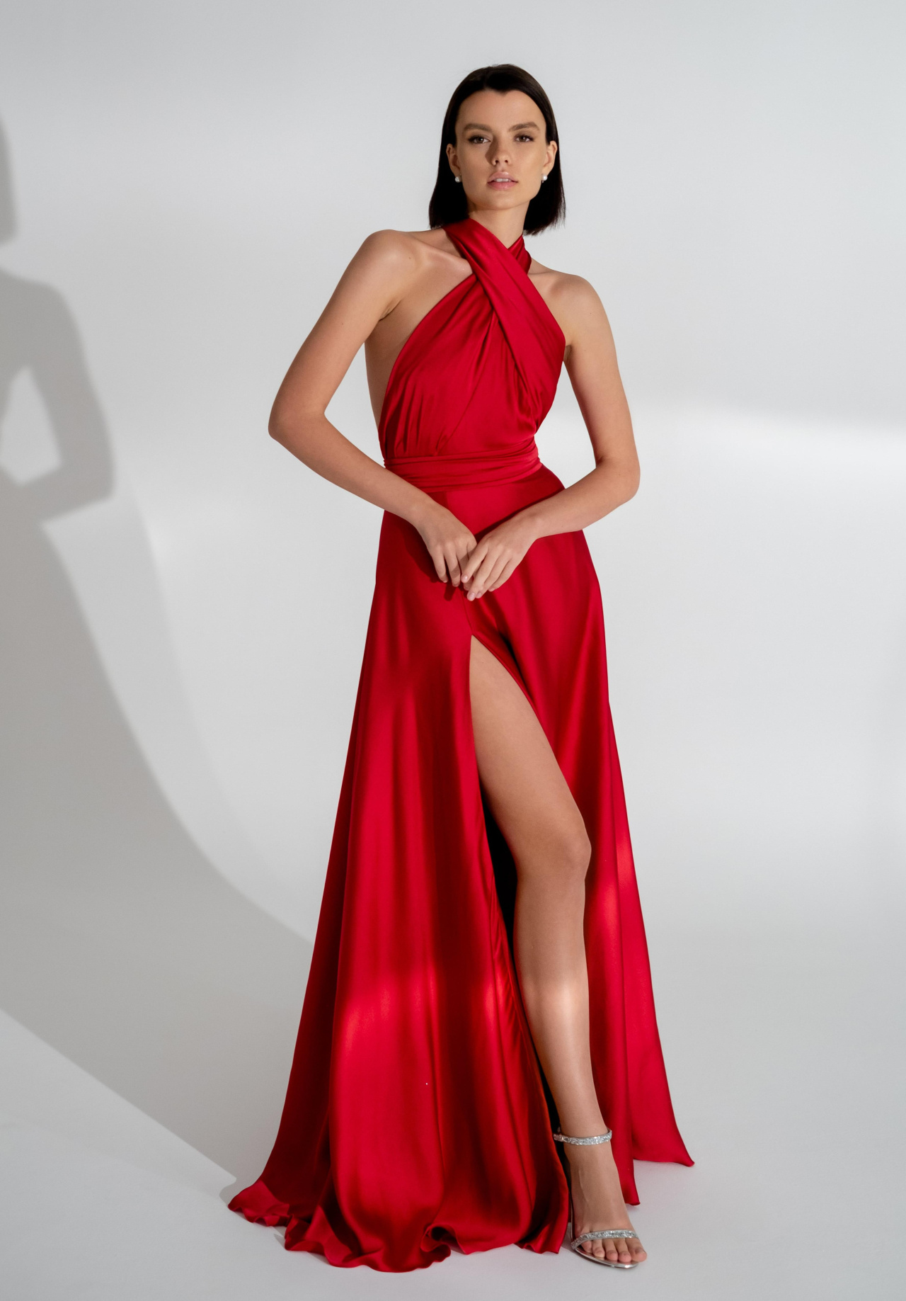 Шелковое вечернее платье рубинового цвета фото