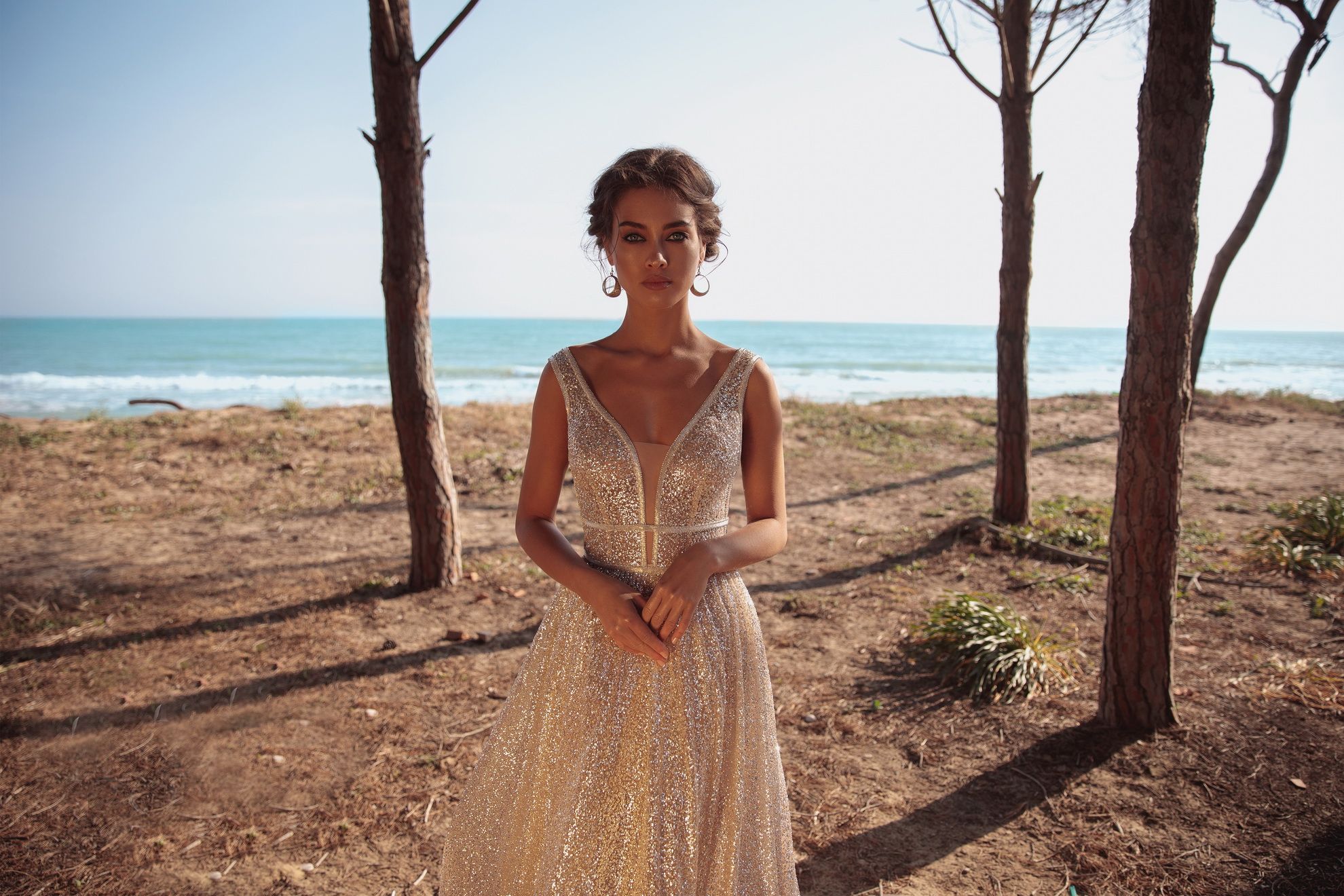 Блестящее золотое свадебное платье фото