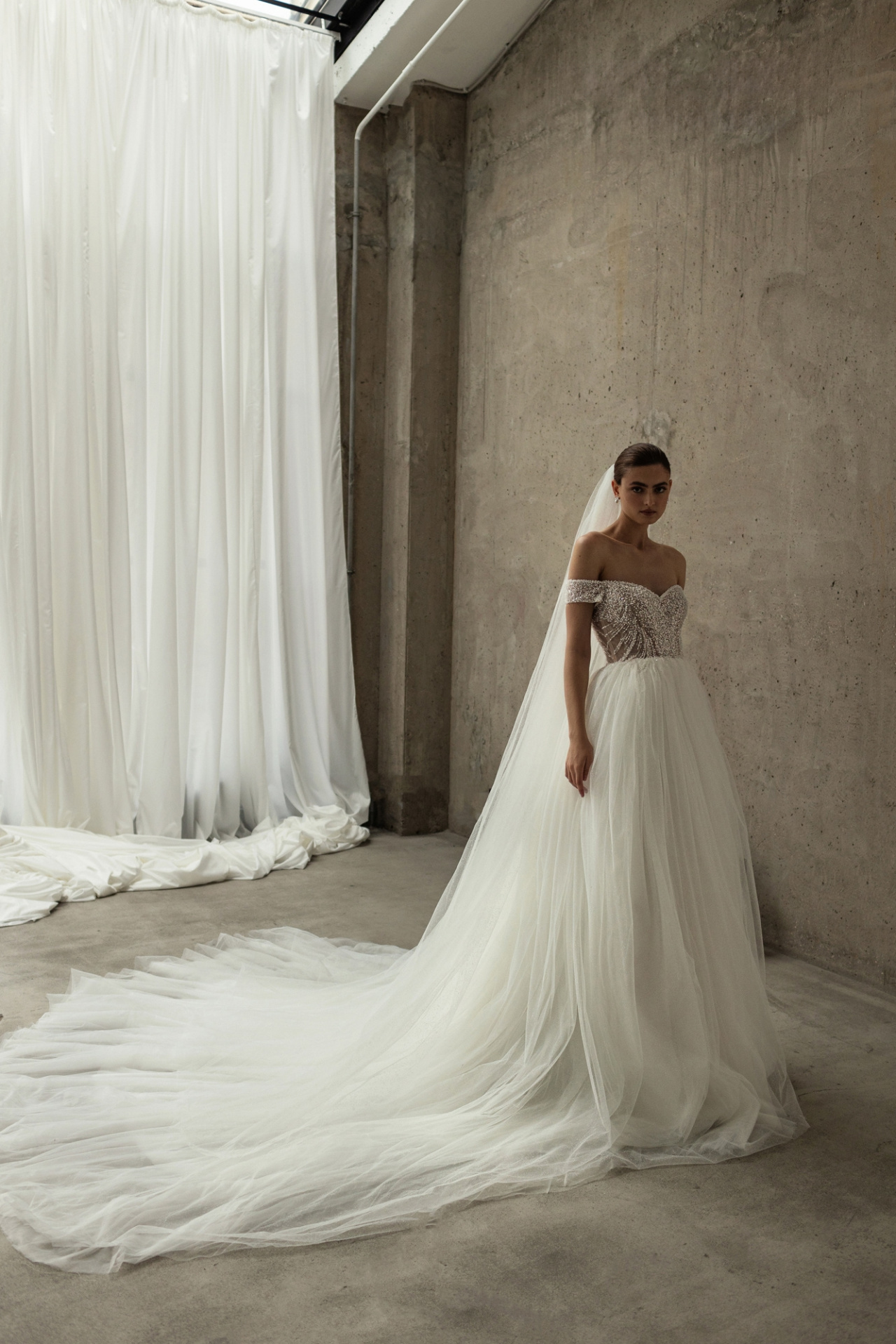 Пышное свадебное платье с открытыми плечами и корсетом фото