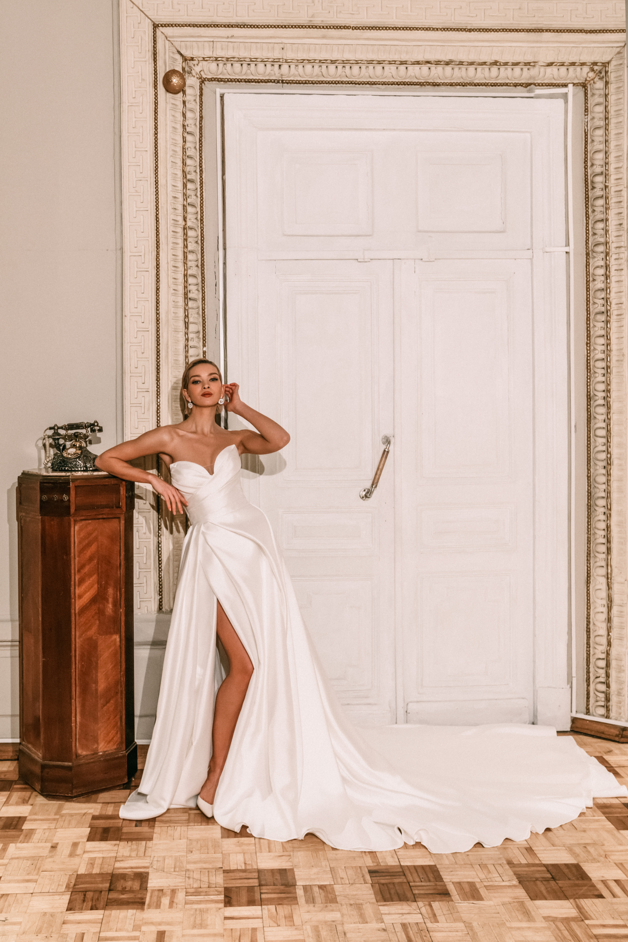 Роскошное свадебное платье из атласа фото