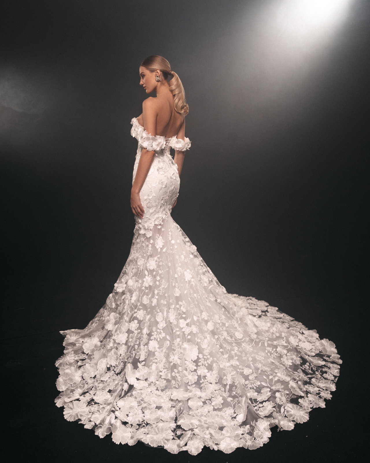 Роскошное свадебное платье с объемным кружевом фото