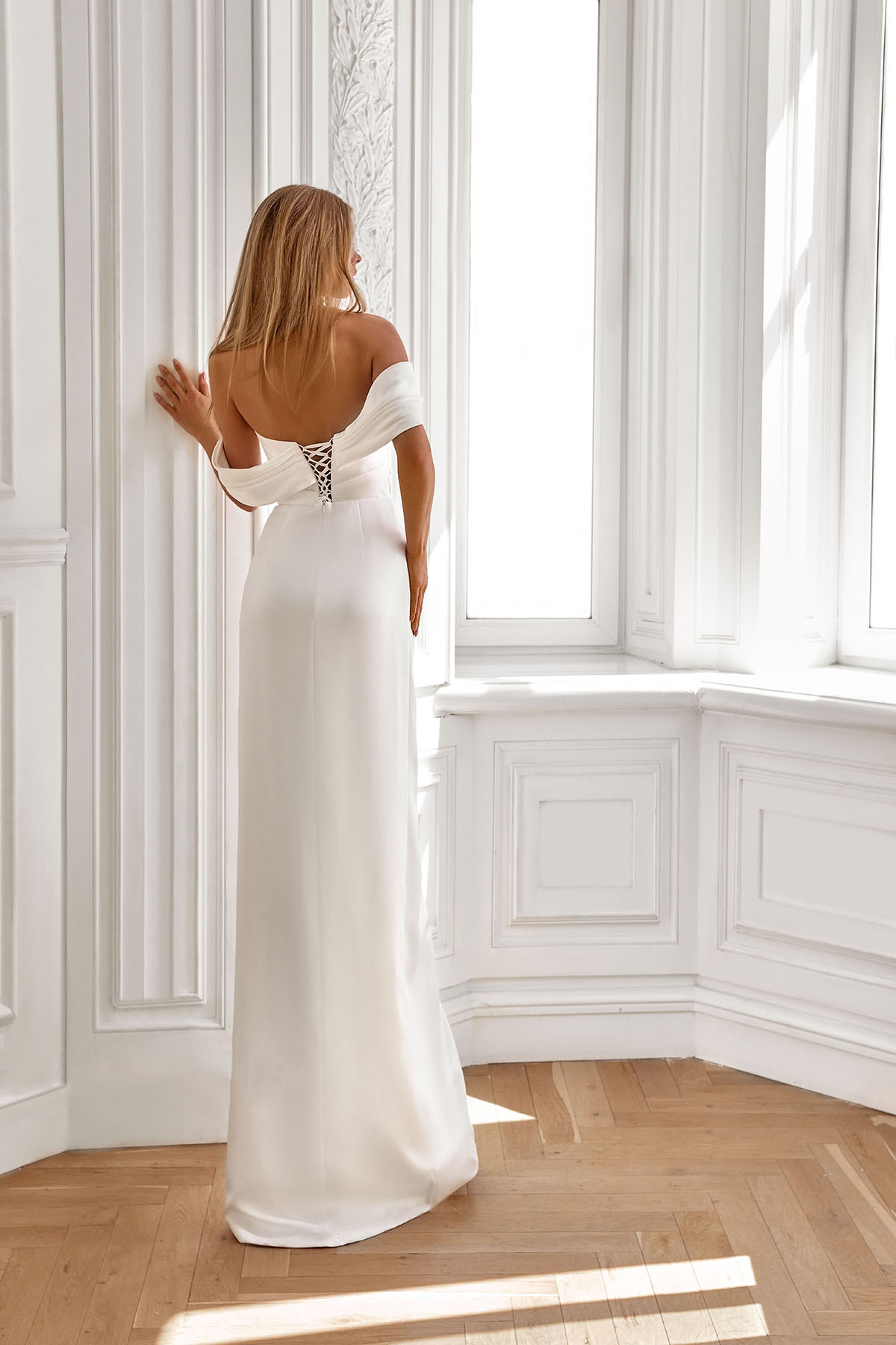 Свадебное платье русалка с разрезом в минималистичном стиле фото