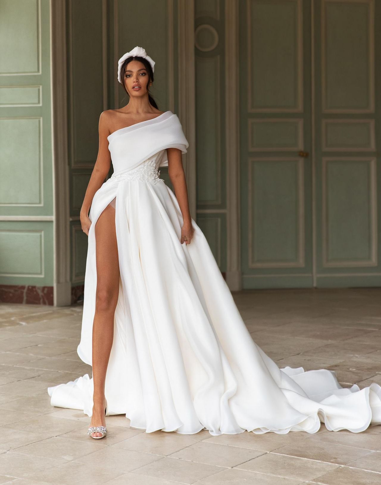 Эффектное свадебное платье с разрезом фото