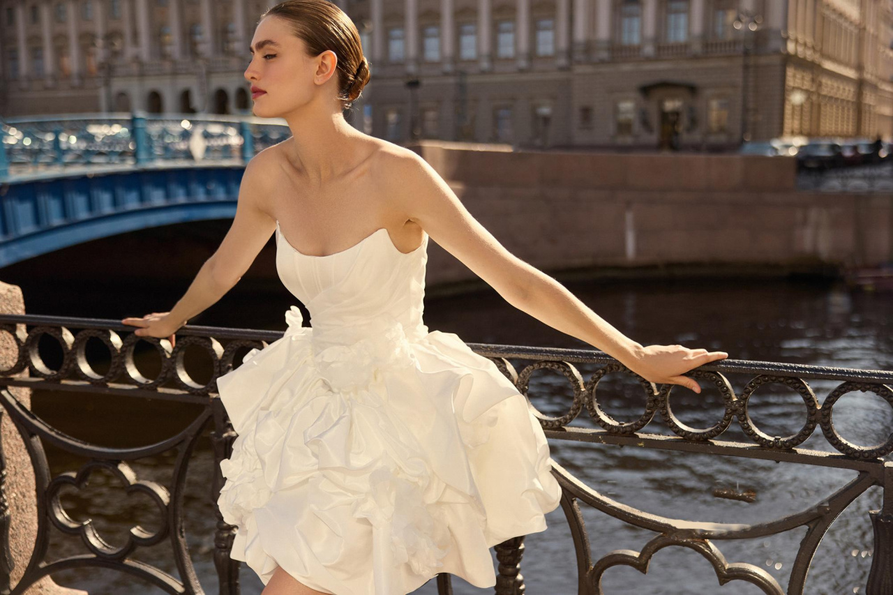 Короткое свадебное платье с красивой пышной юбкой фото