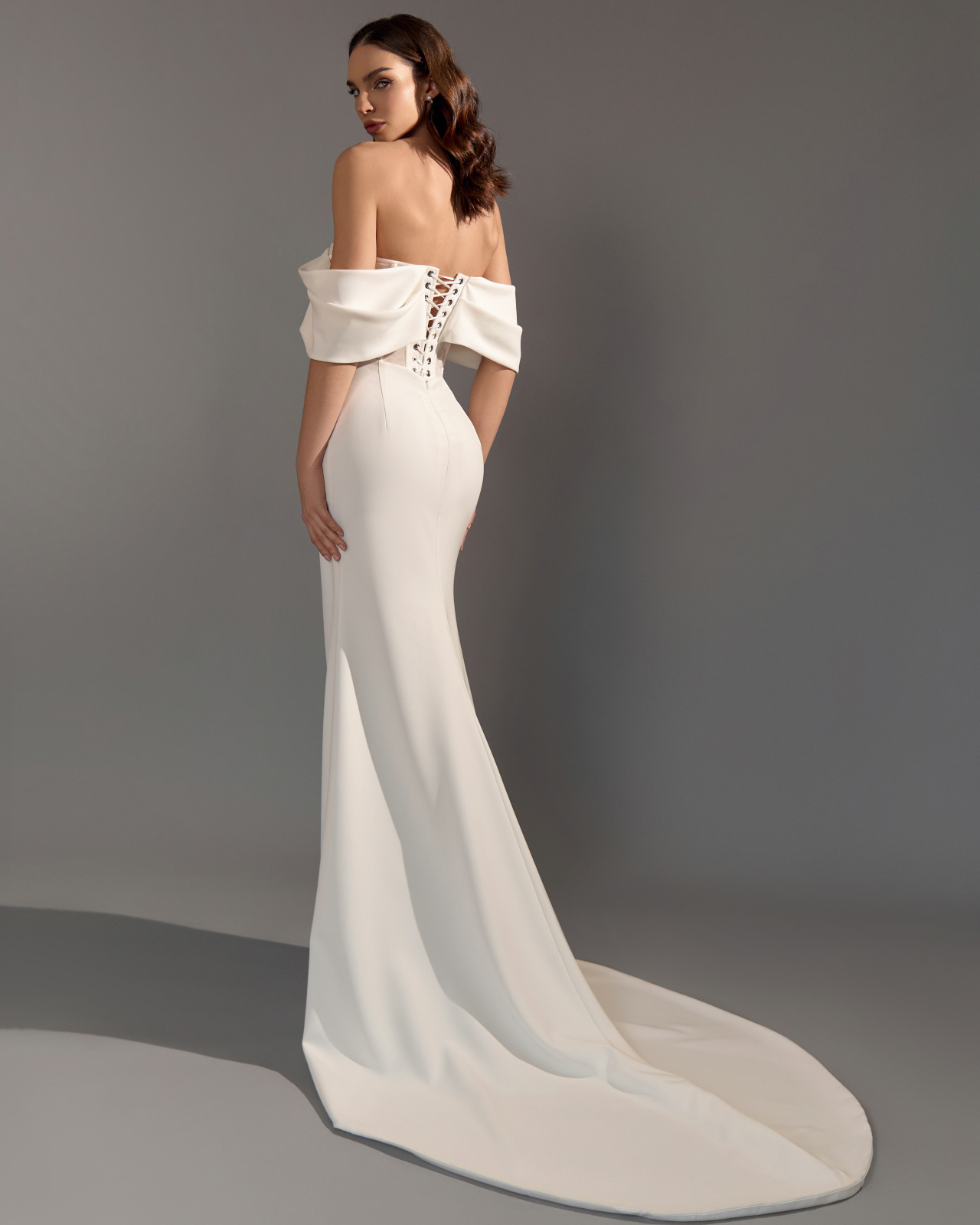 Лаконичное свадебное платье с прозрачным корсетом фото