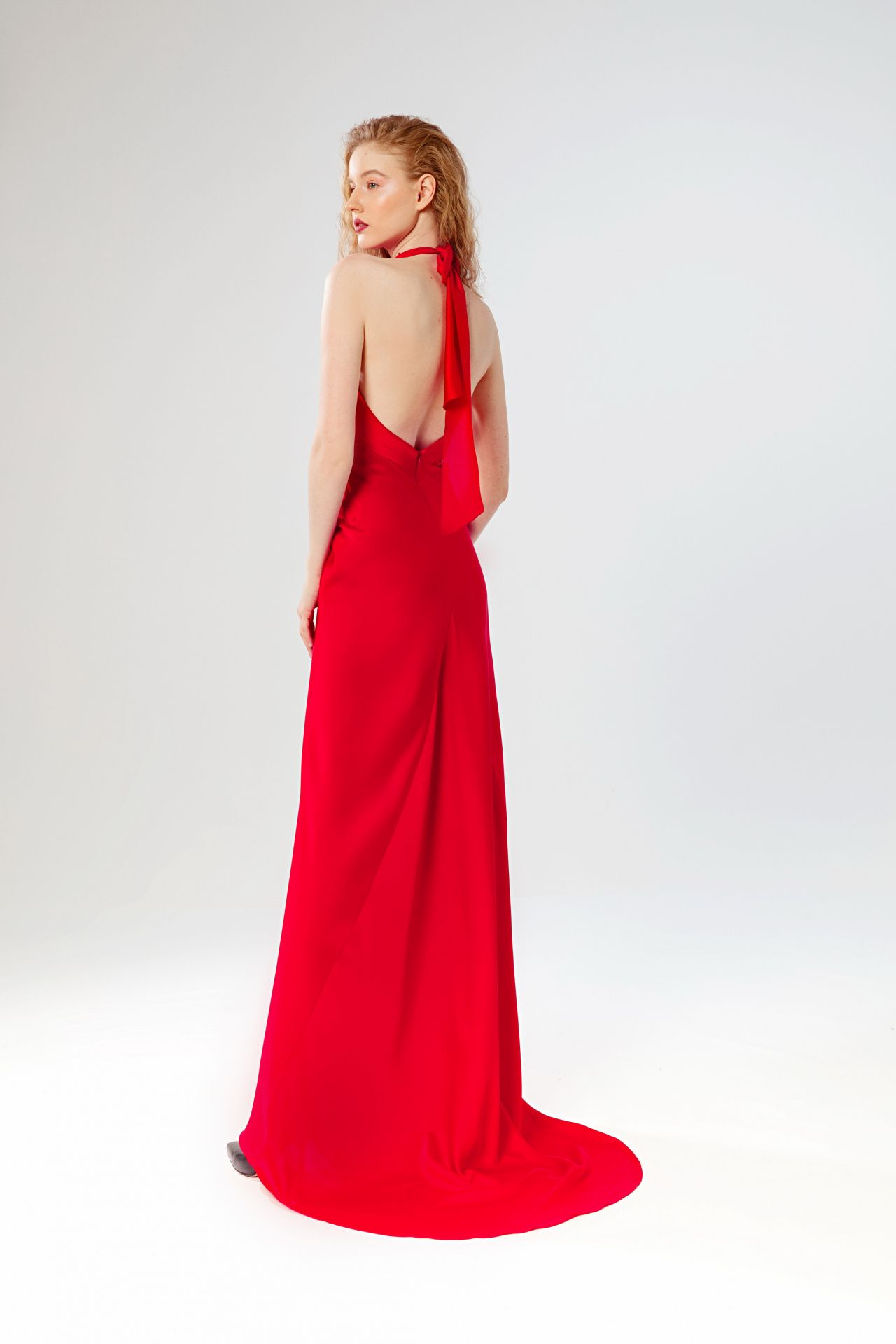 Шёлковое красное платье с открытой спиной фото