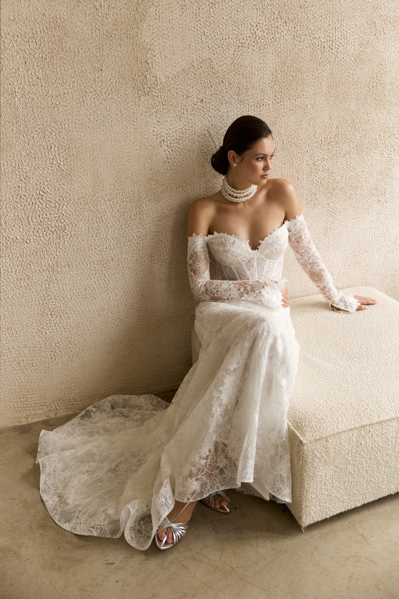 Кружевное свадебное платье с рукавами и открытым верхом фото