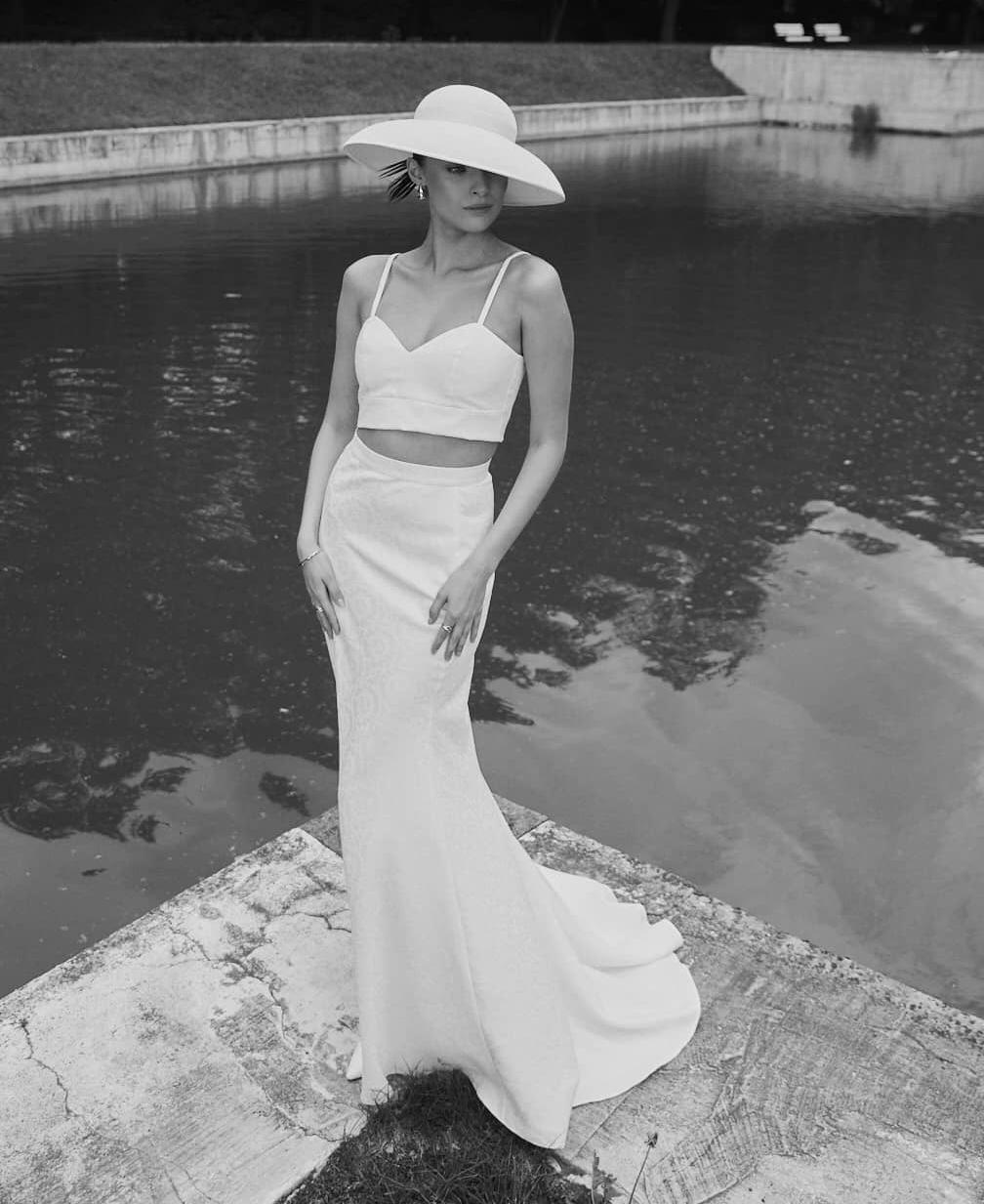 Стильный свадебный  костюм из жаккарда фото