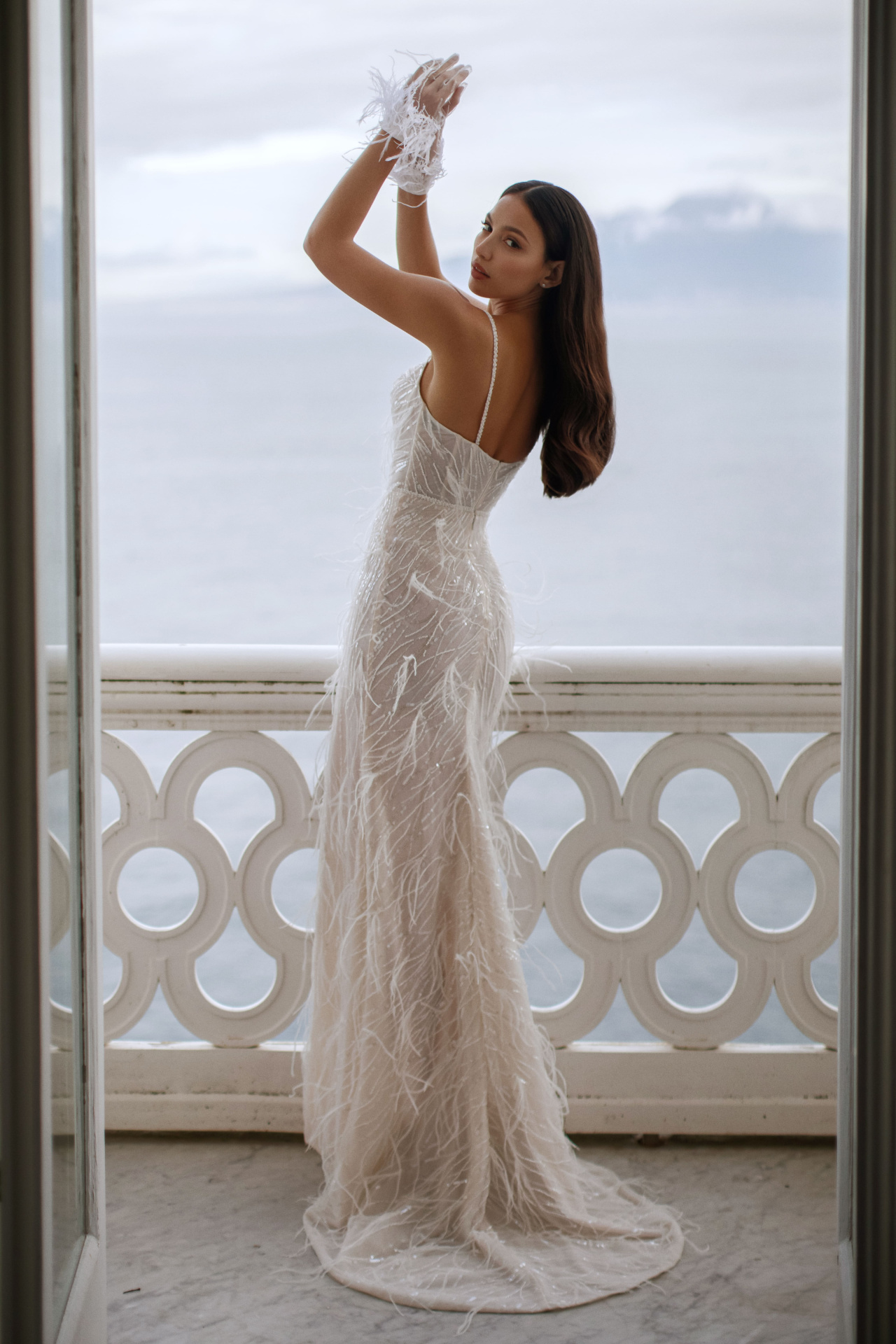 Свадебное платье с перьями фото