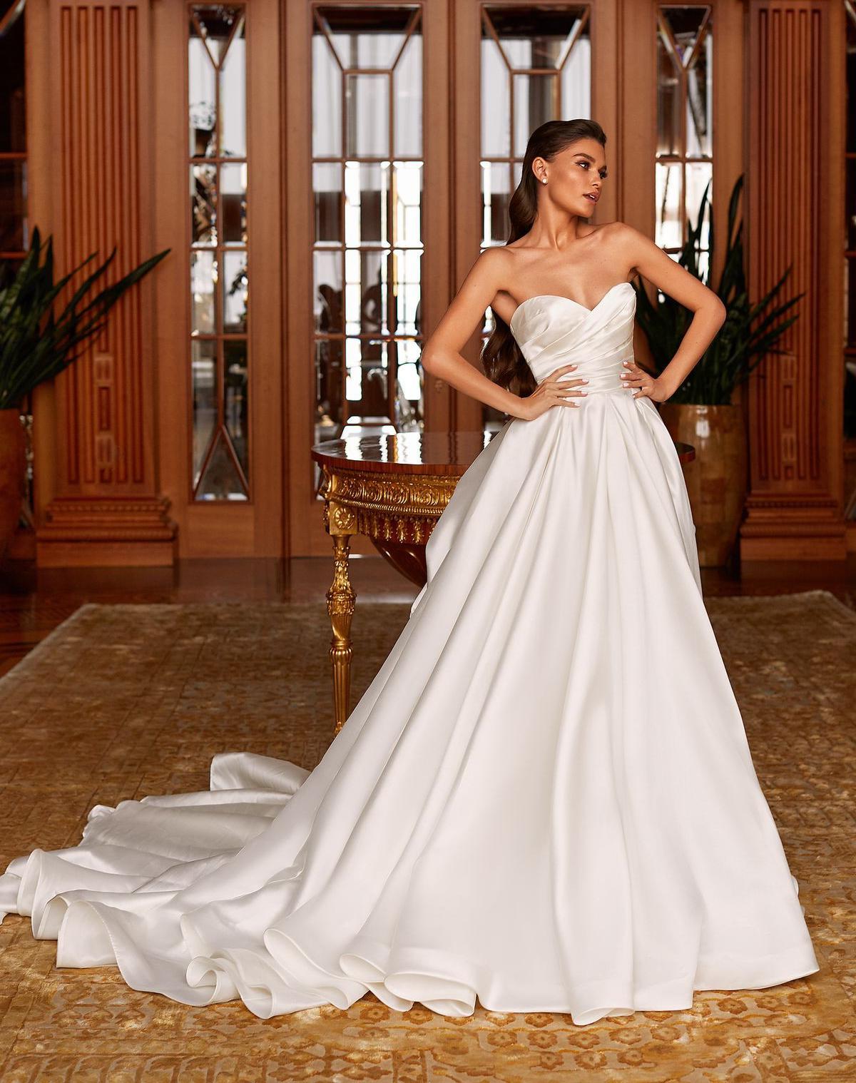 Пышное атласное свадебное платье с вырезом в форме сердца фото