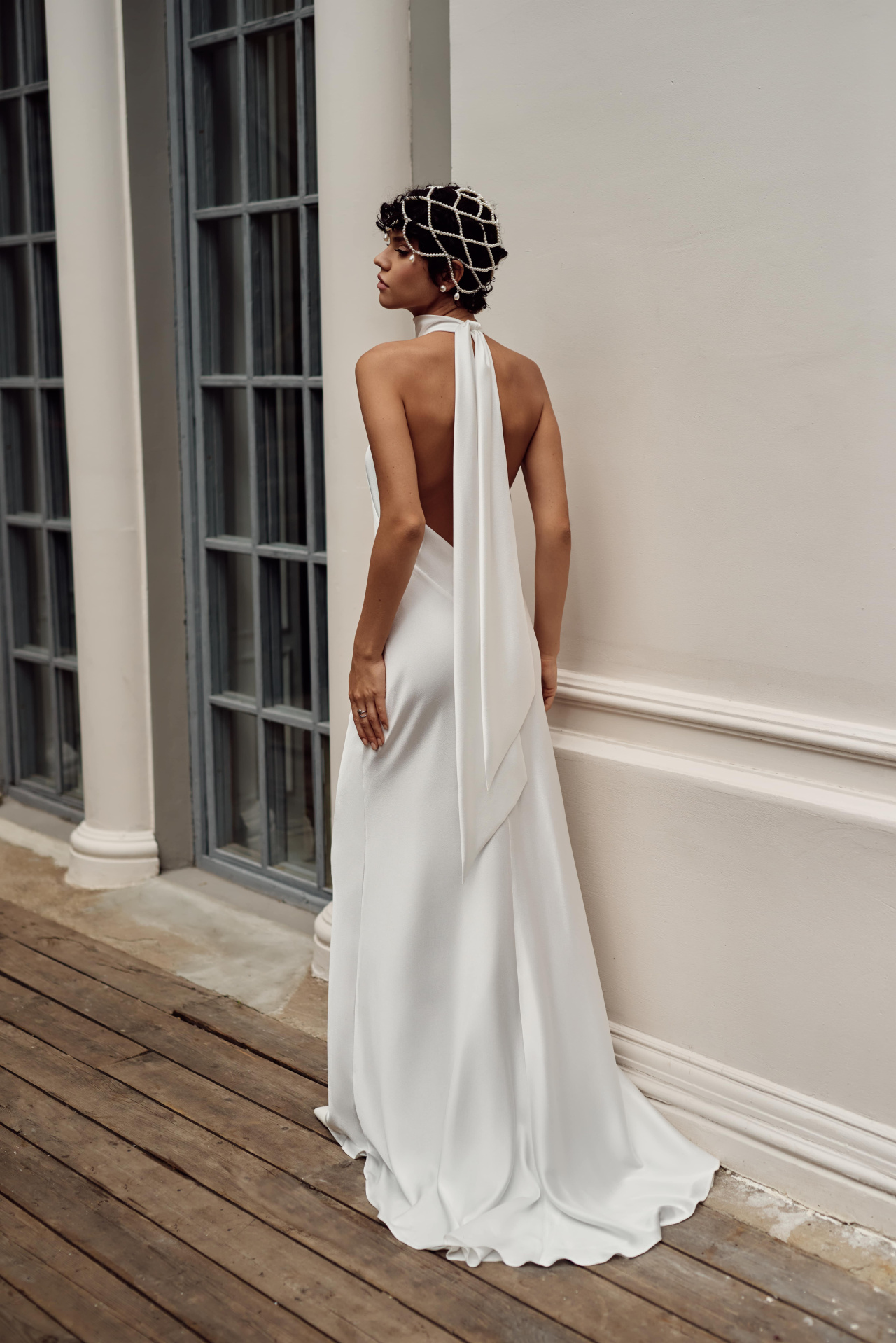 Легкое платье с воротником-стойкой фото