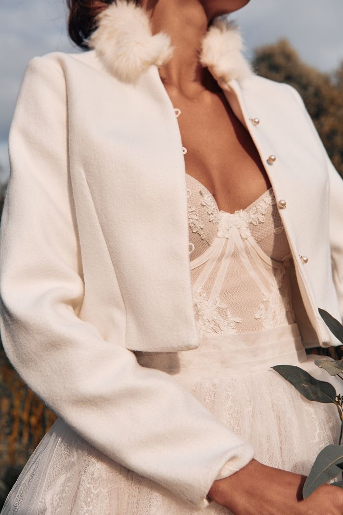 Белый жакет с мехом на воротнике