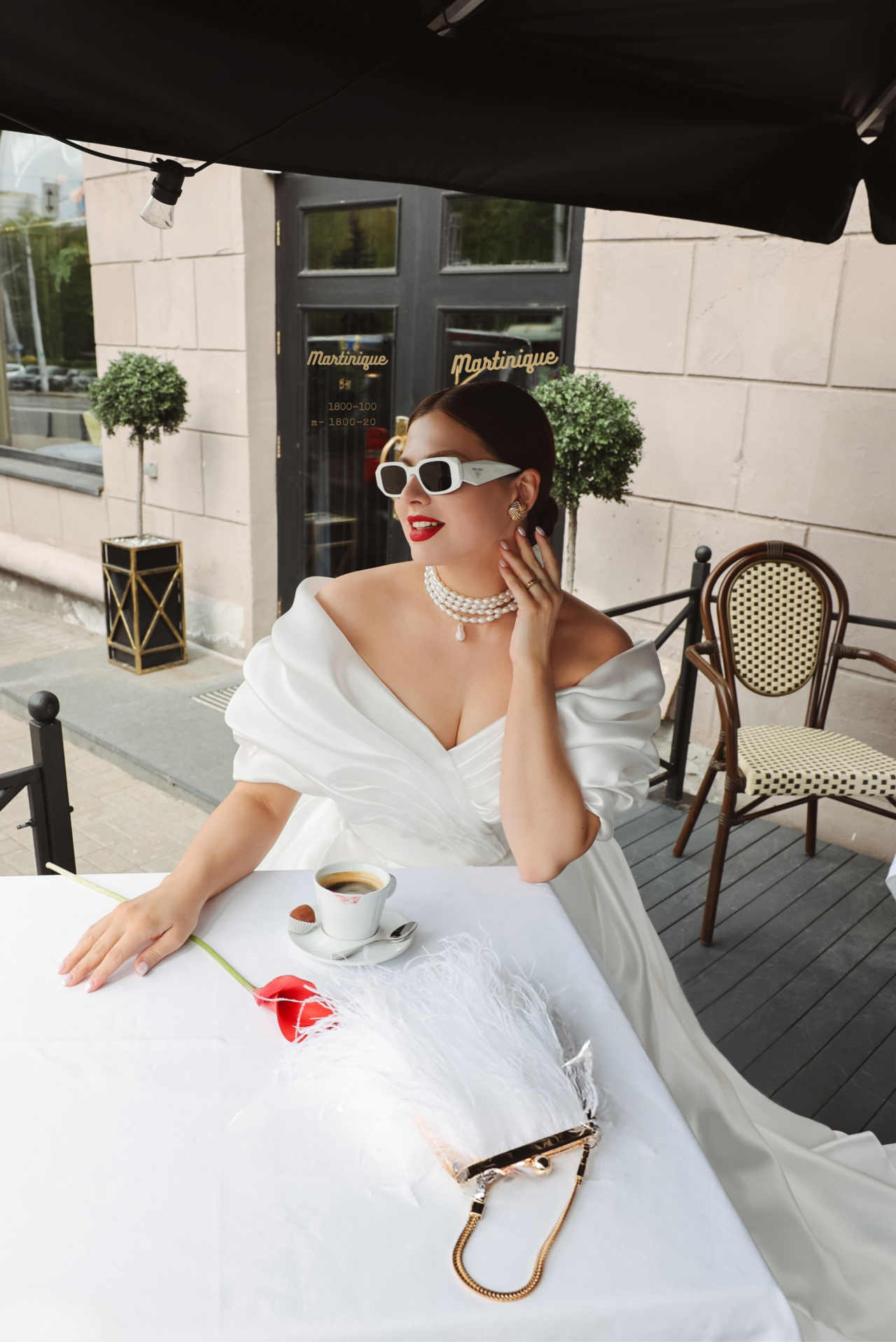 Белое свадебное платье со спущенными плечиками фото