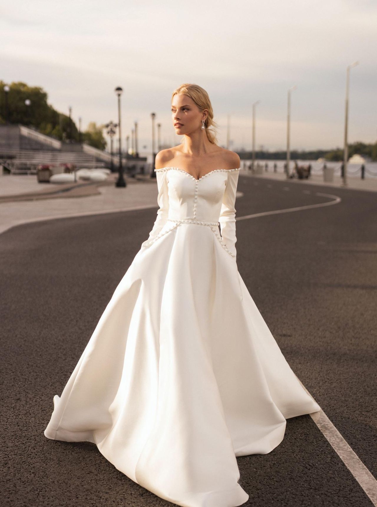 Атласное свадебное платье с рукавами и открытыми плечами фото