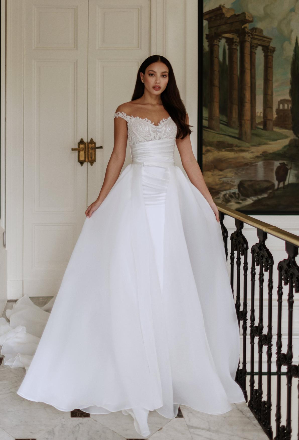 Свадебное платье с красивым расшитым корсетом и атласной юбкой фото