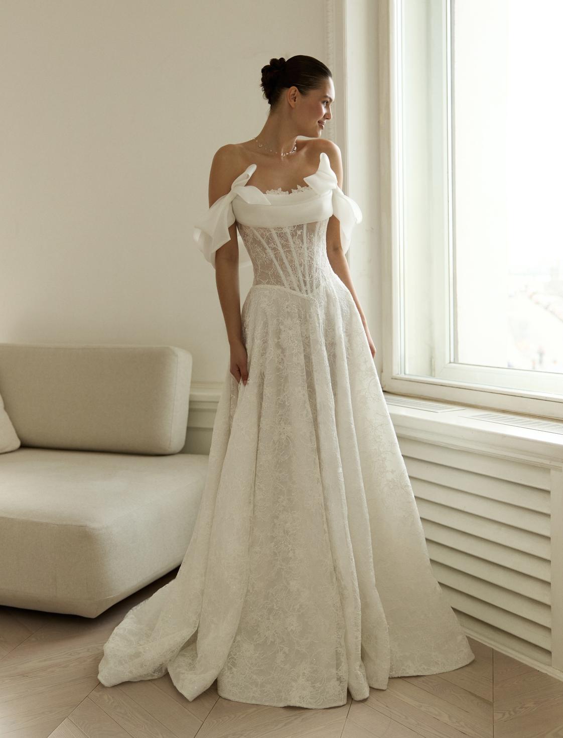 Кружевное свадбеное платье с открытыми плечами фото