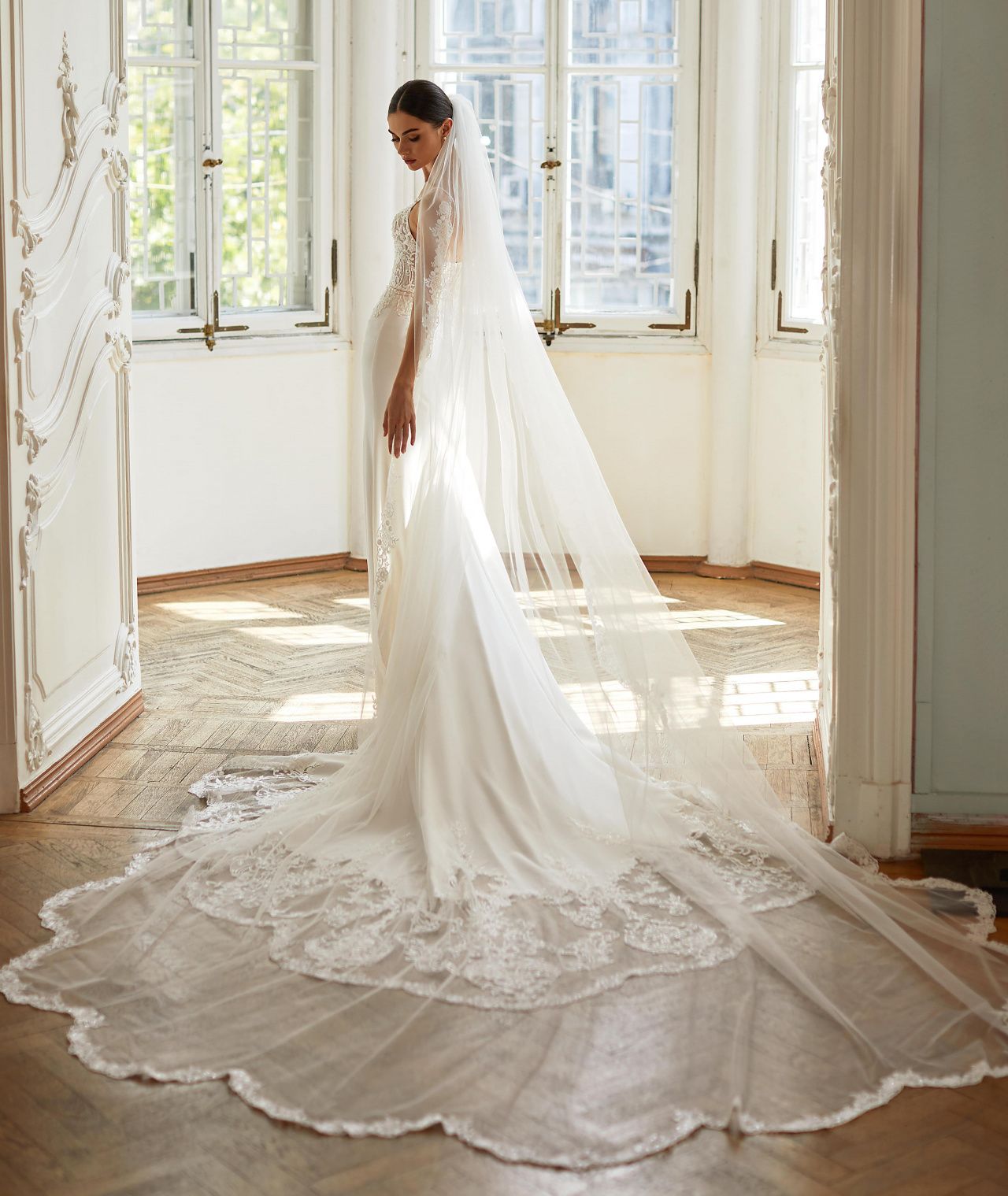 Свадебное платье русалка с длинным кружевным шлейфом фото
