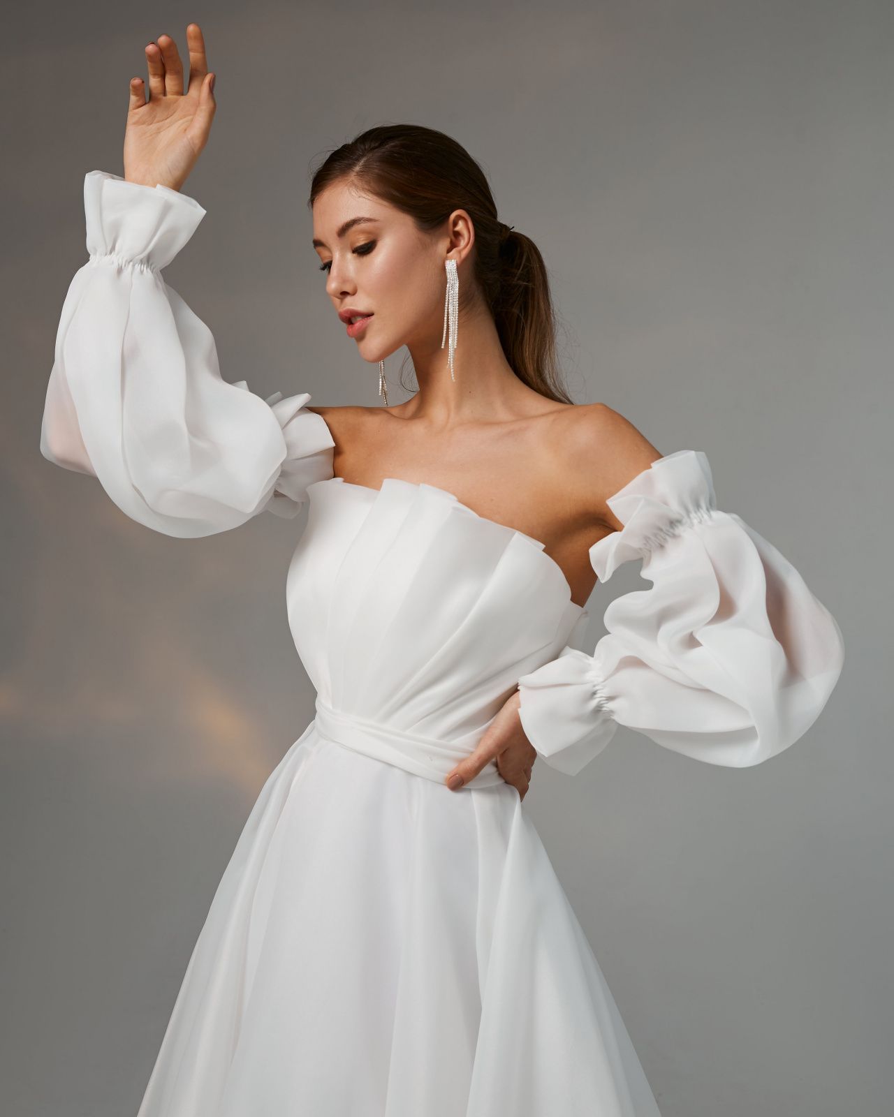 Белое свадебное платье с пышными съемными  рукавами фото
