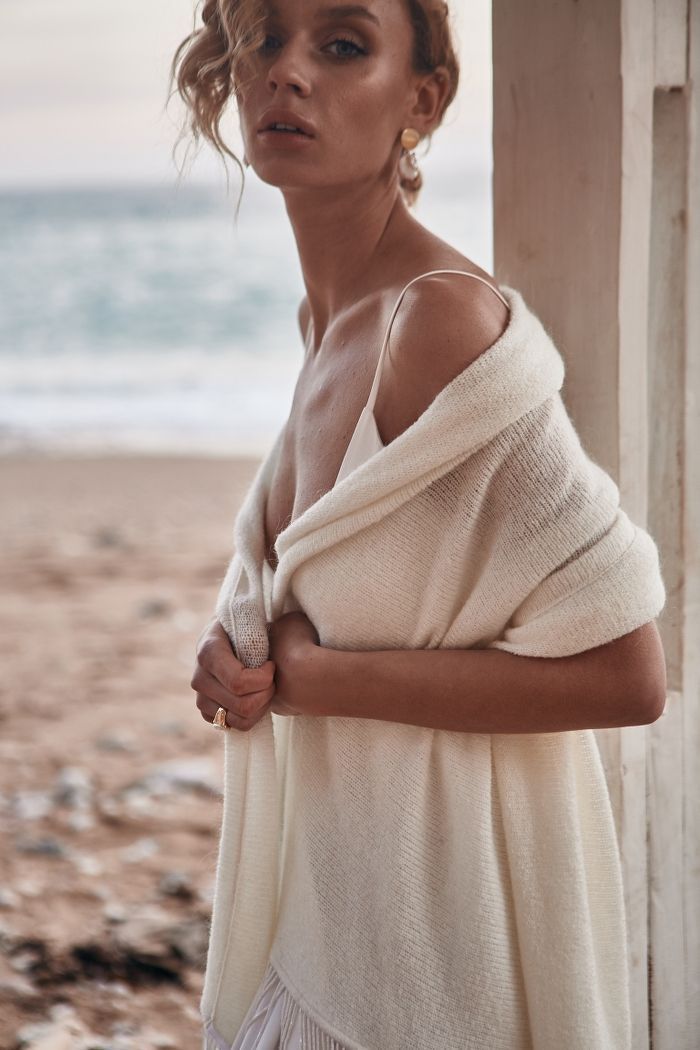 Шерстяная шаль с бахромой