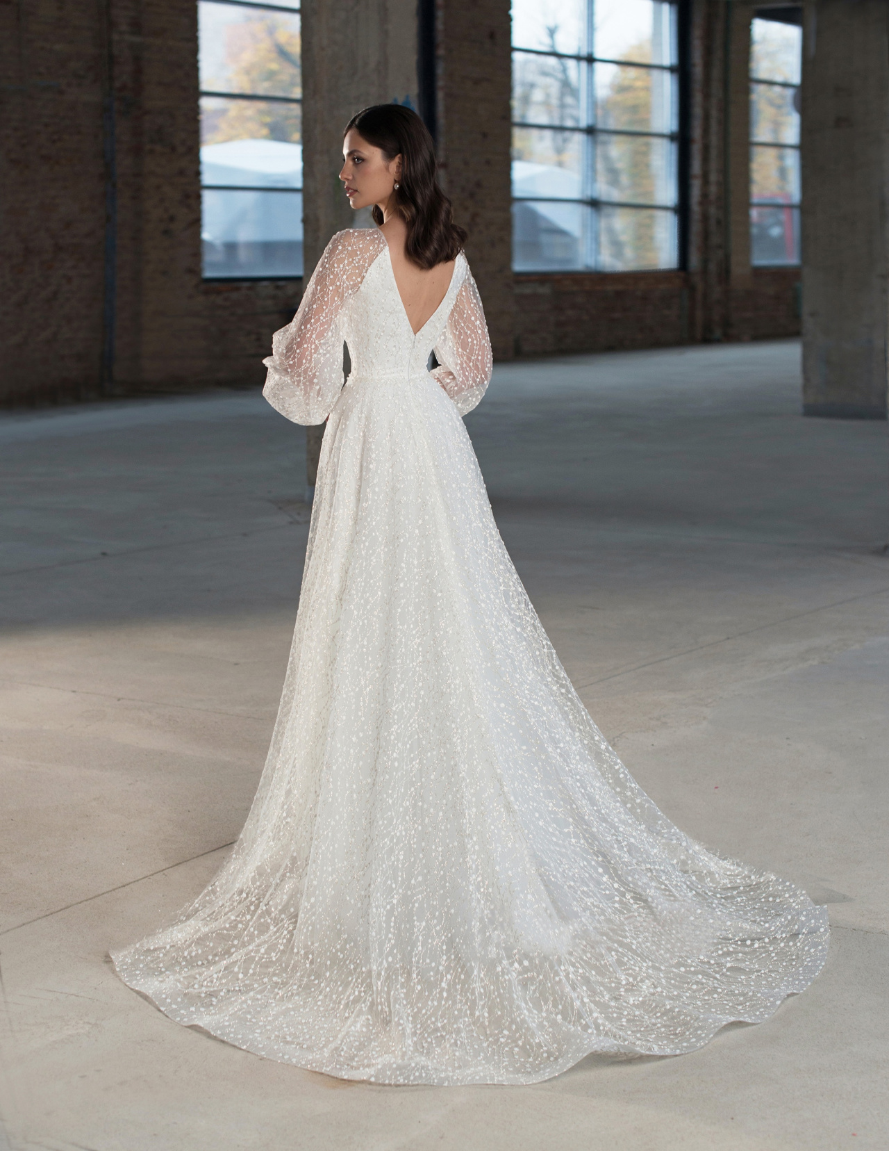 Сверкающее свадебное платье с объемными рукавами фото