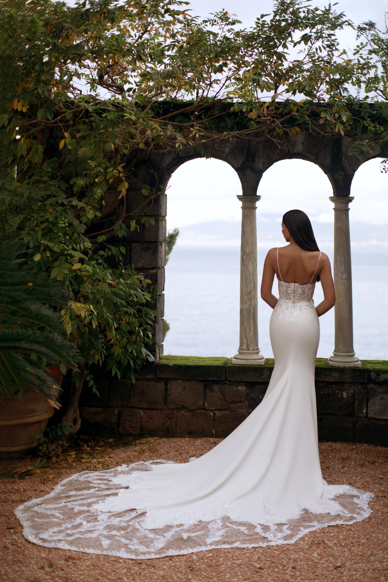 Свадебное платье русалка с роскошным шлейфом фото