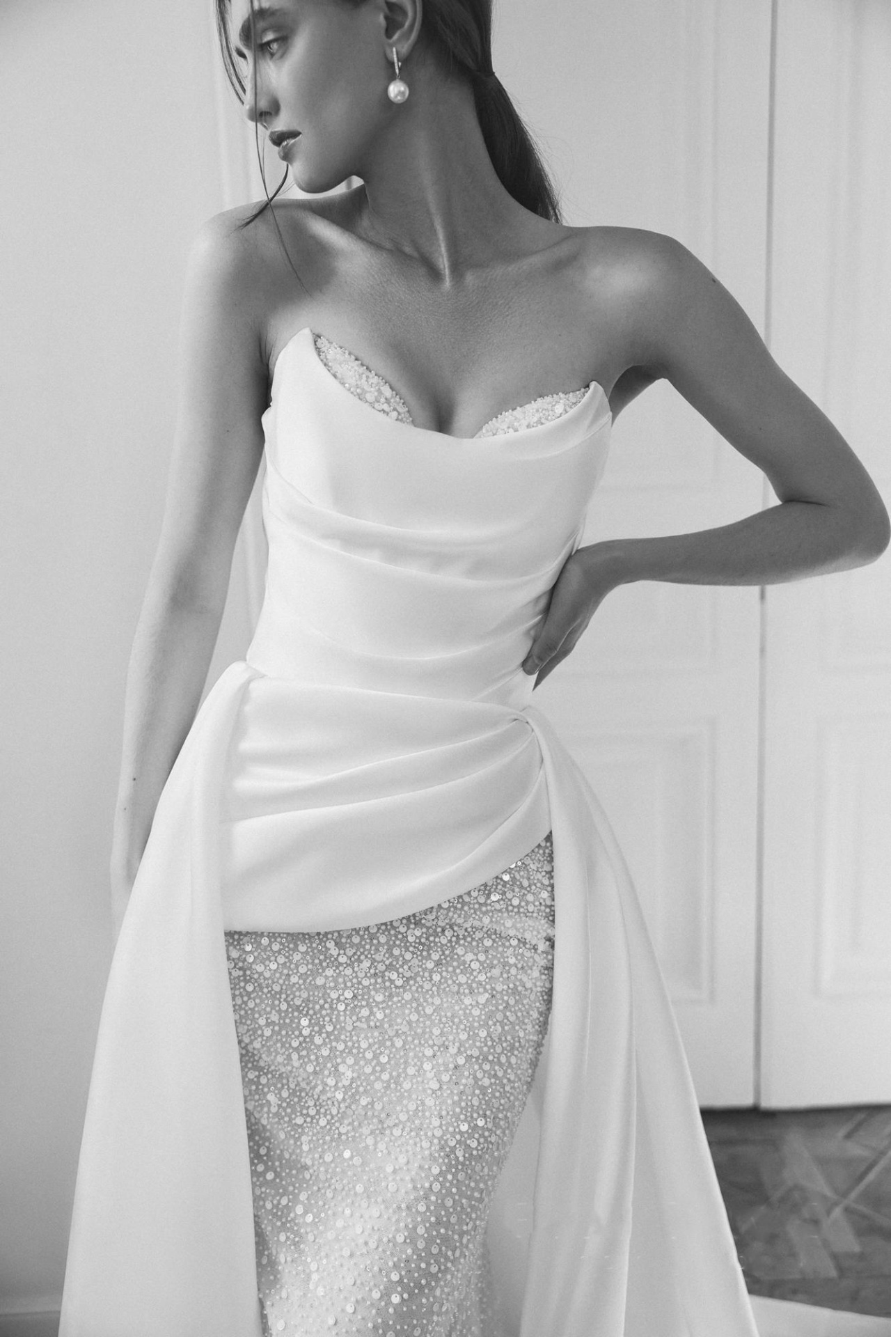 Корсетное свадебное платье с ассиметриной драппировкой фото