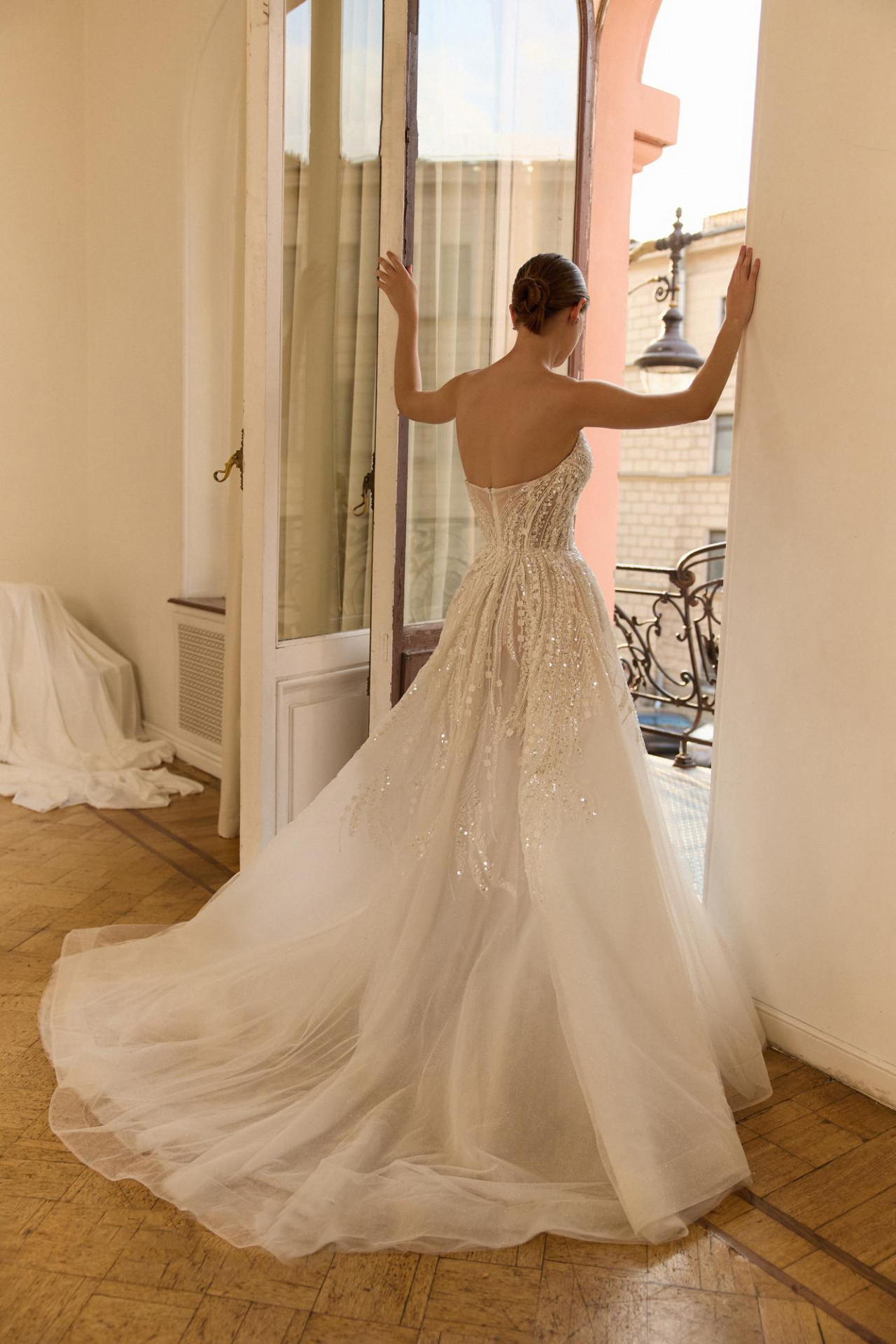 Роскошное свадебное платье с вышивкой фото