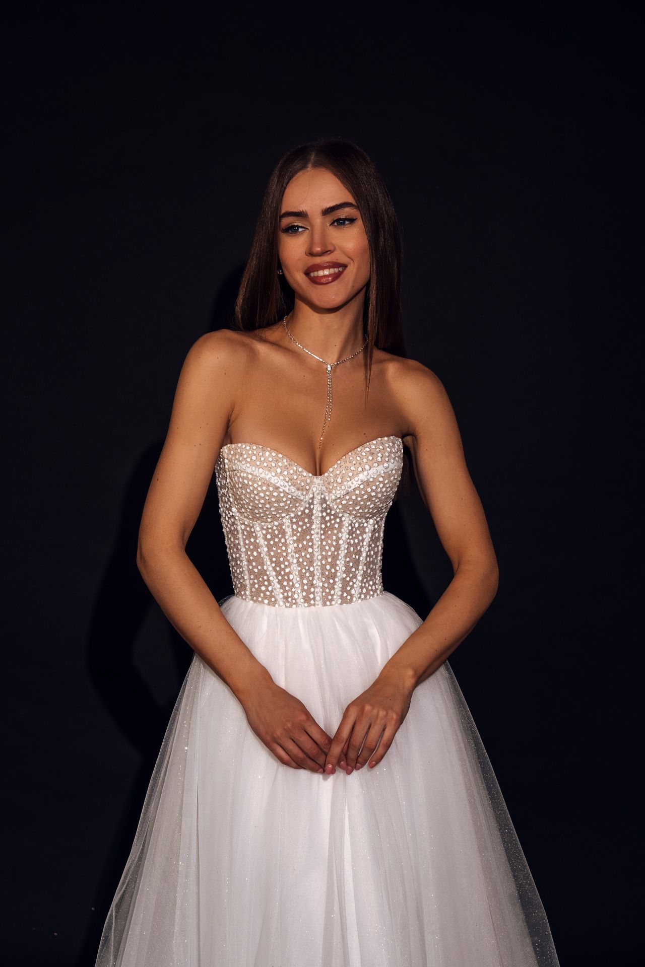 Легкое свадебное платье с корсетом и открытым верхом фото