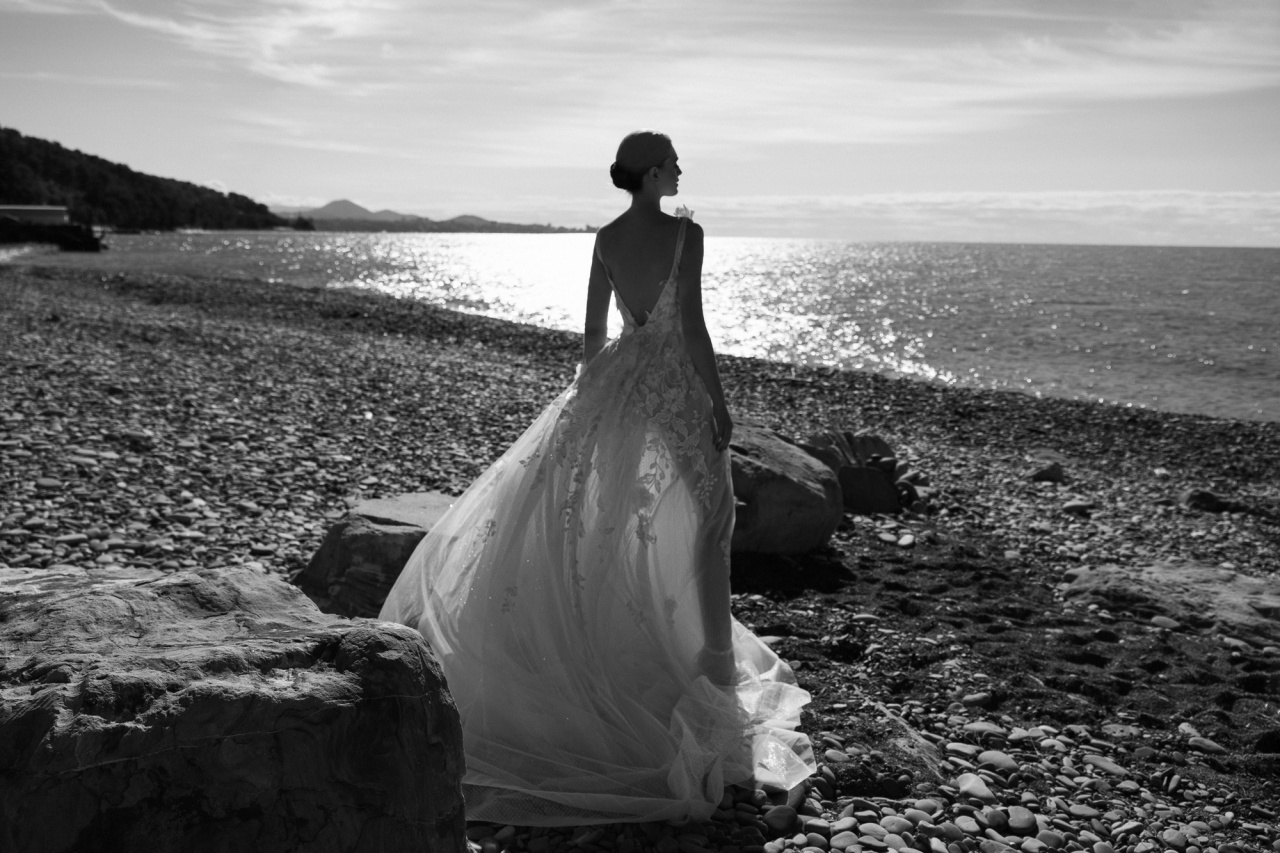 Кружевное свадебное платье с глубоким вырезом фото