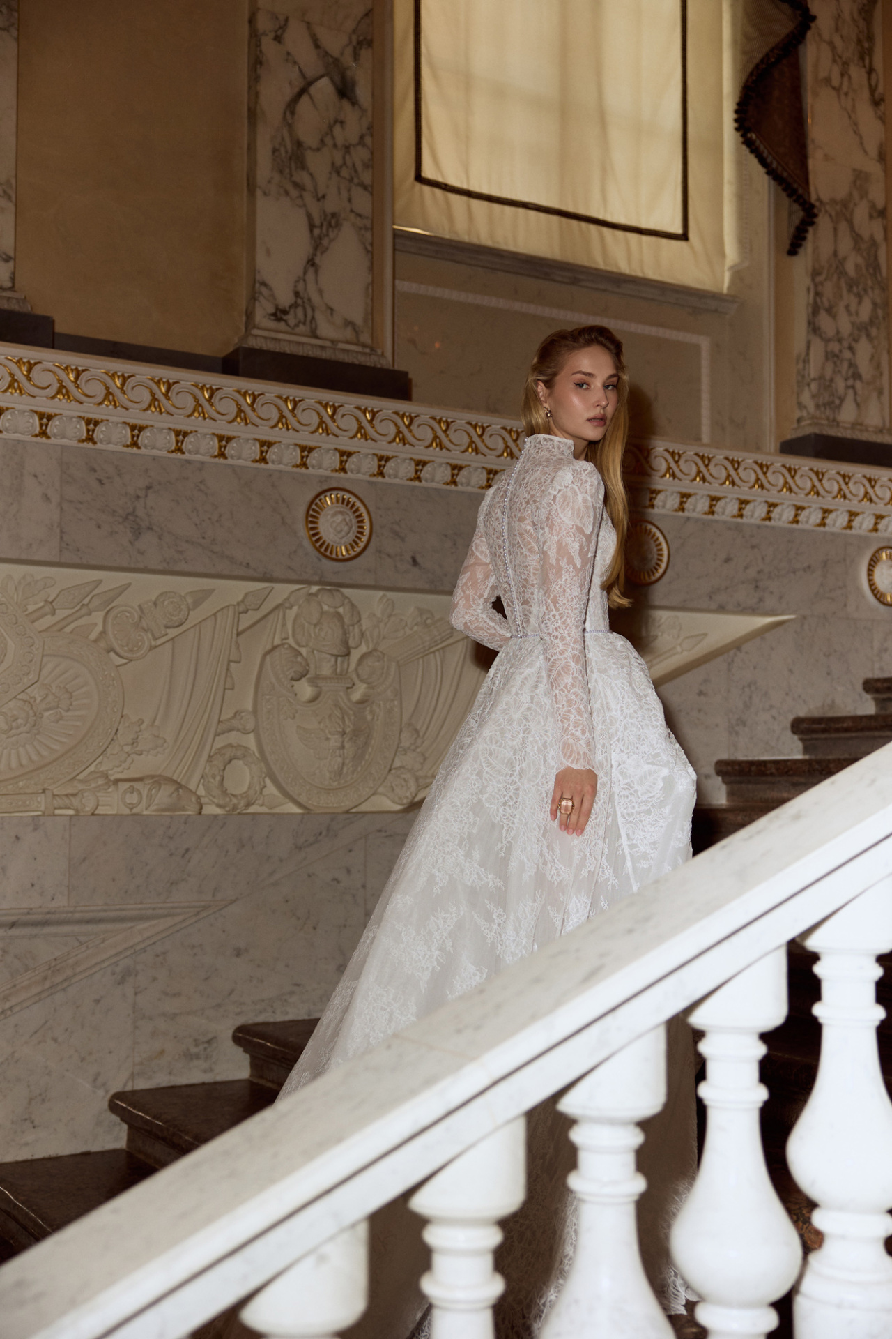 Закрытое кружевное свадебное платье cо шлейфом фото