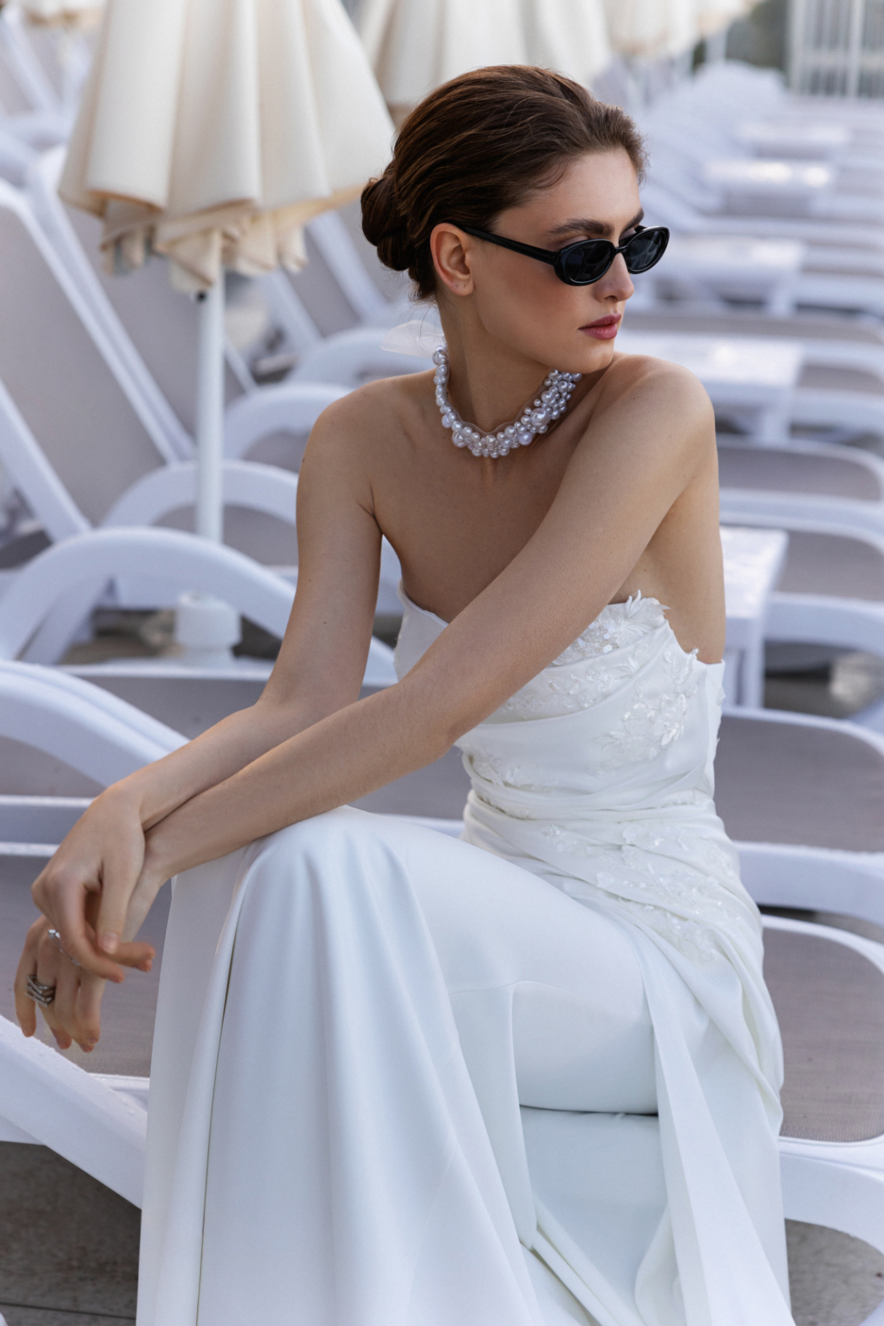 Атласное свадебное платье с кружевным декором фото