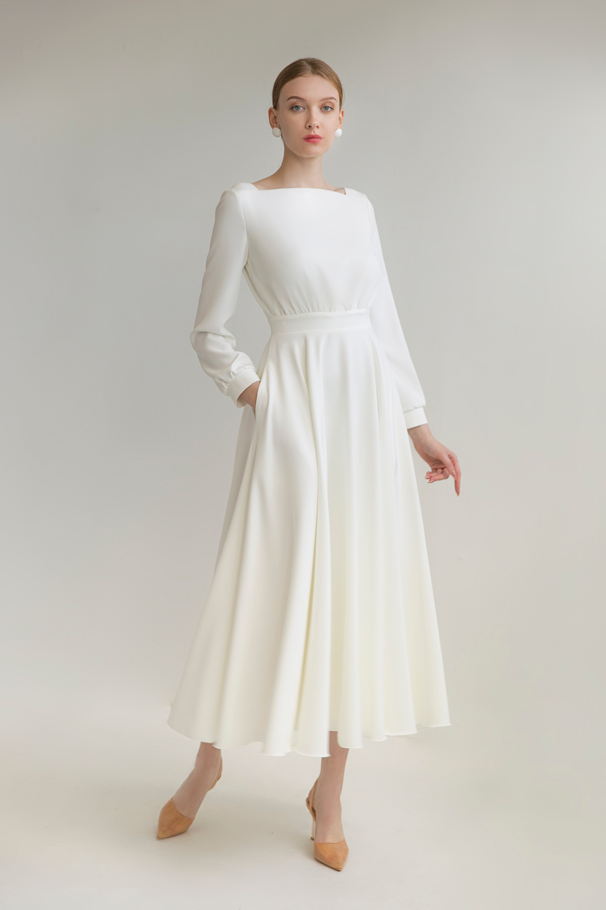 Щёлковое свадебное платье миди с рукавами фото