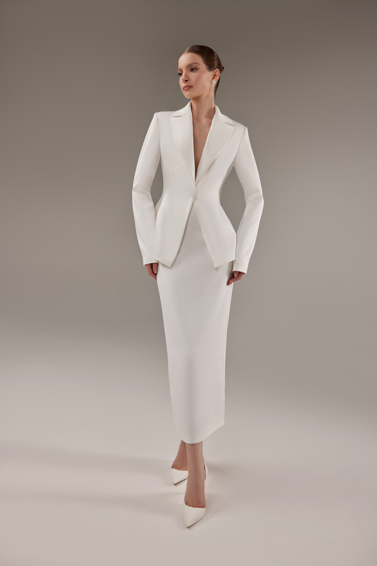 Свадебный костюм из атласа с юбкой-карандаш фото