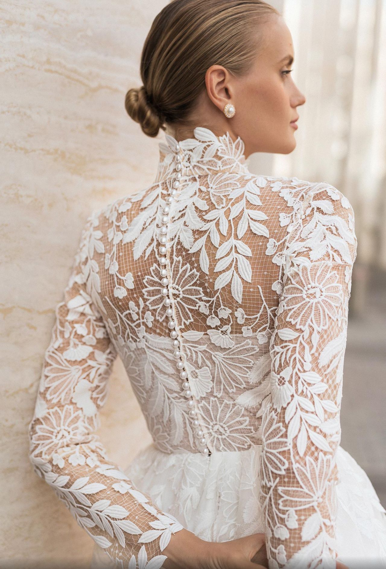 Свадебное платье с кружевным верхом и рукавами фото