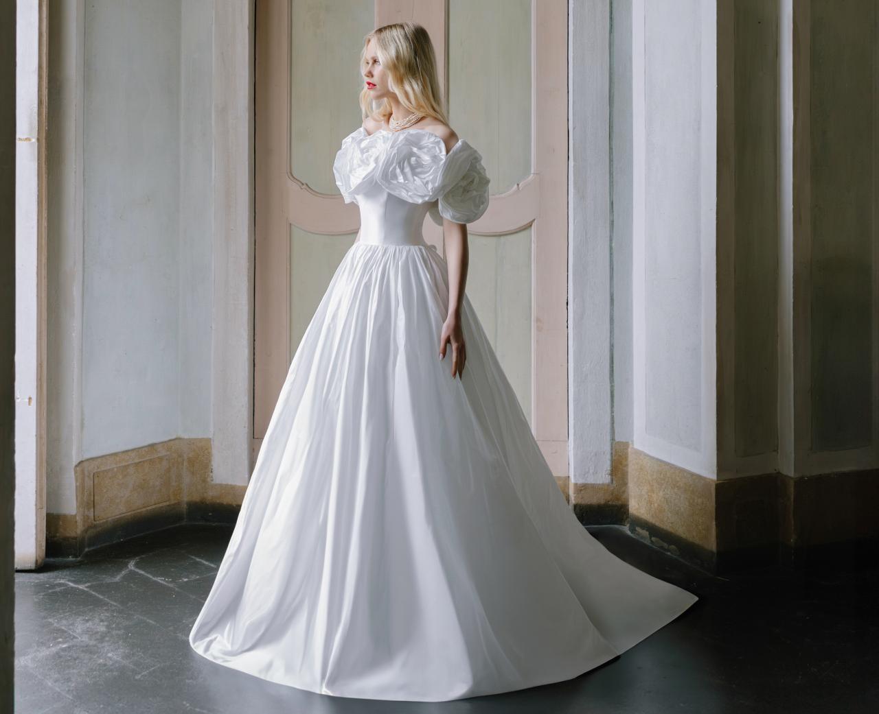 Роскошное свадебное платье из тафты с объемными розами фото