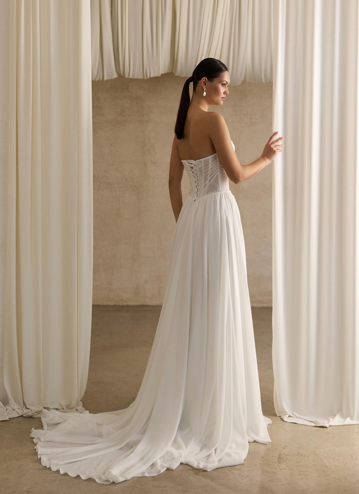 Шифоновое свадебное платье с жемчугом на корсете фото