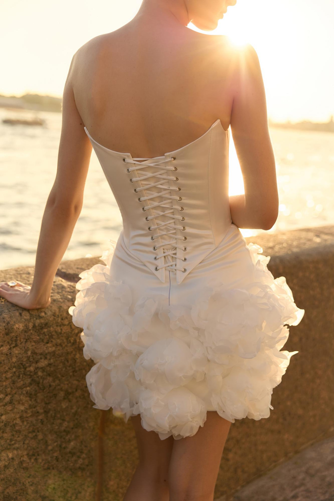 Свадебное платье мини с цветочной юбкой фото